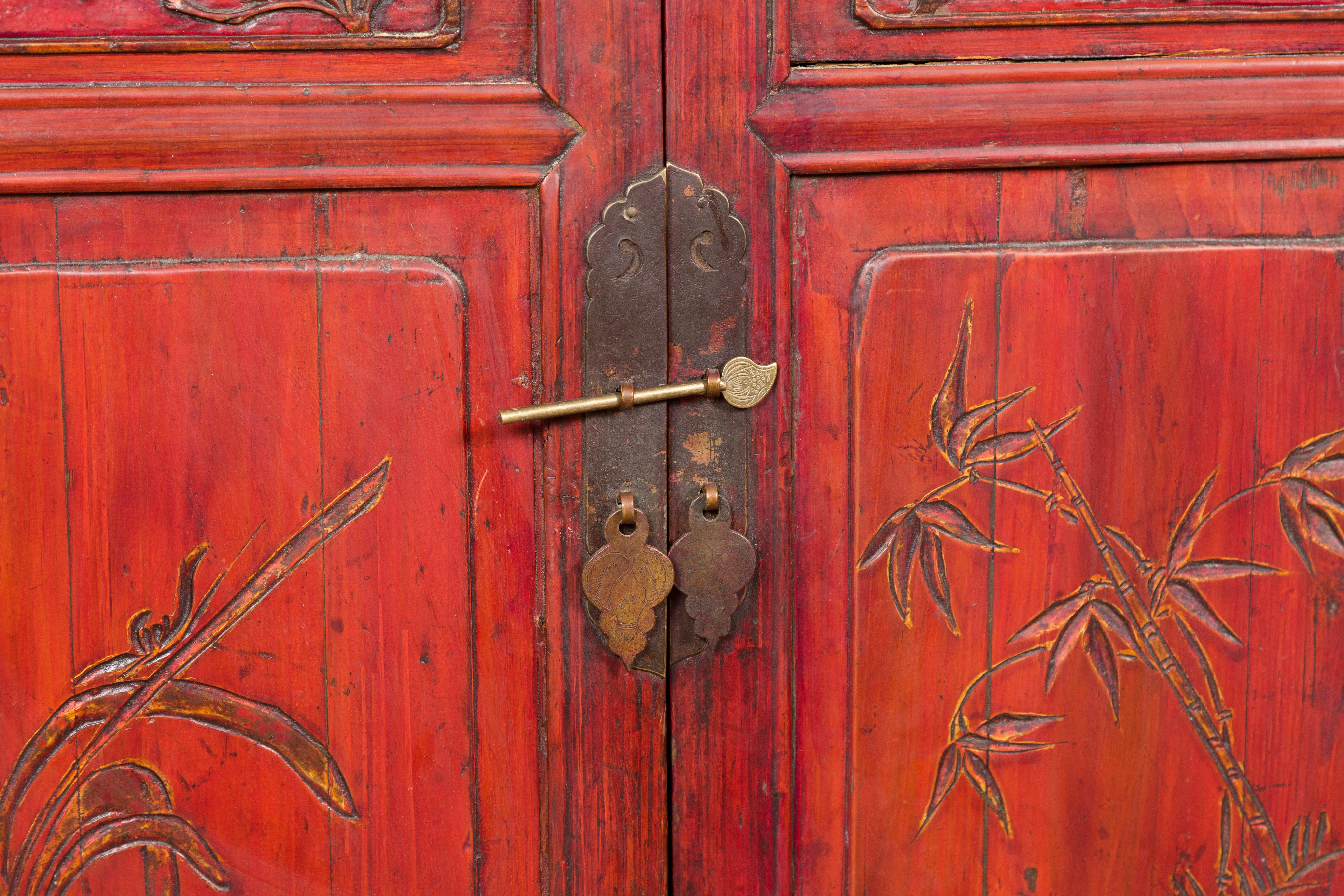 Meuble de chevet en laque rouge de la Chine de la fin de la dynastie Qing avec décor sculpté en vente 5