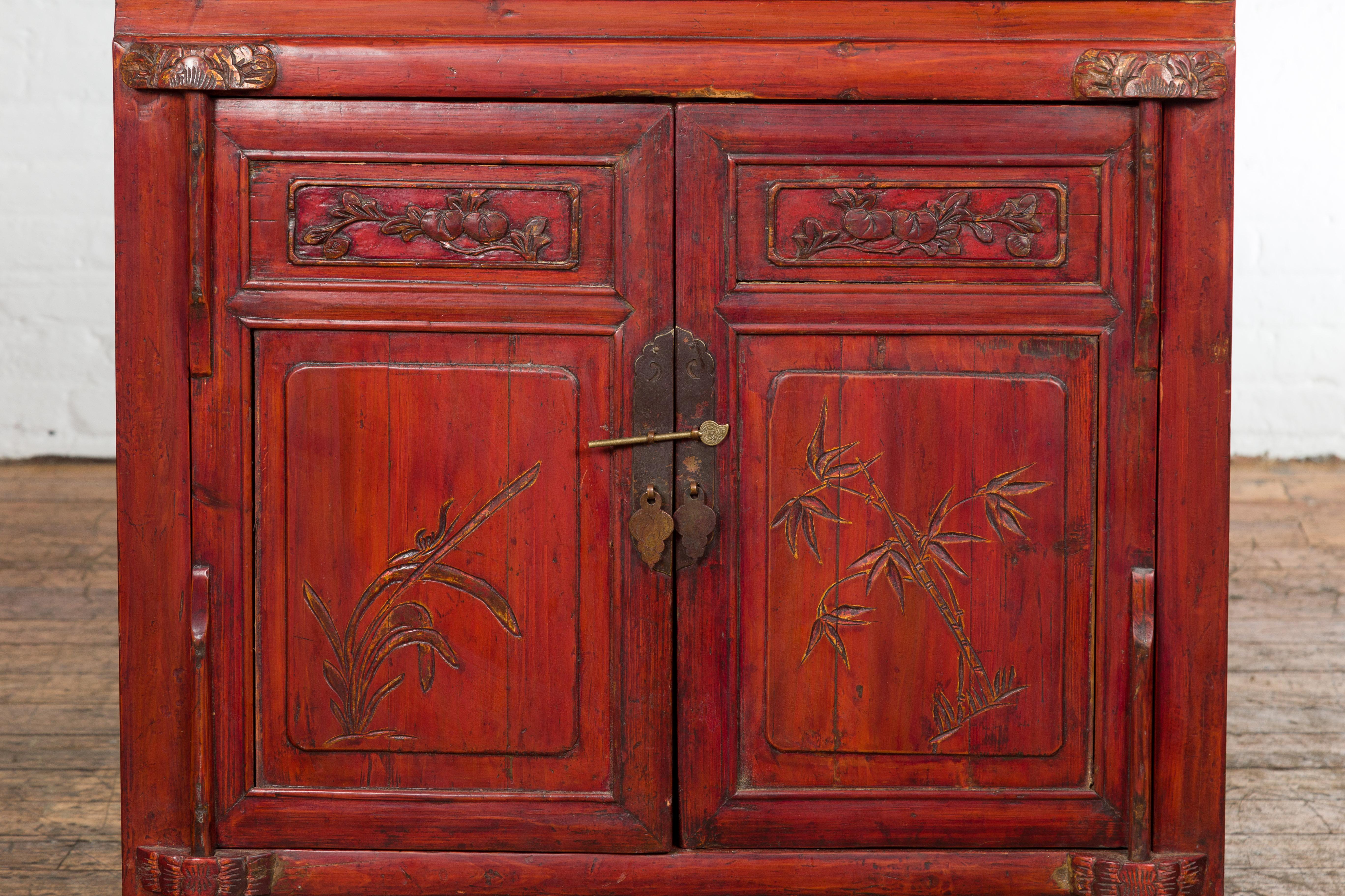 Sculpté Meuble de chevet en laque rouge de la Chine de la fin de la dynastie Qing avec décor sculpté en vente