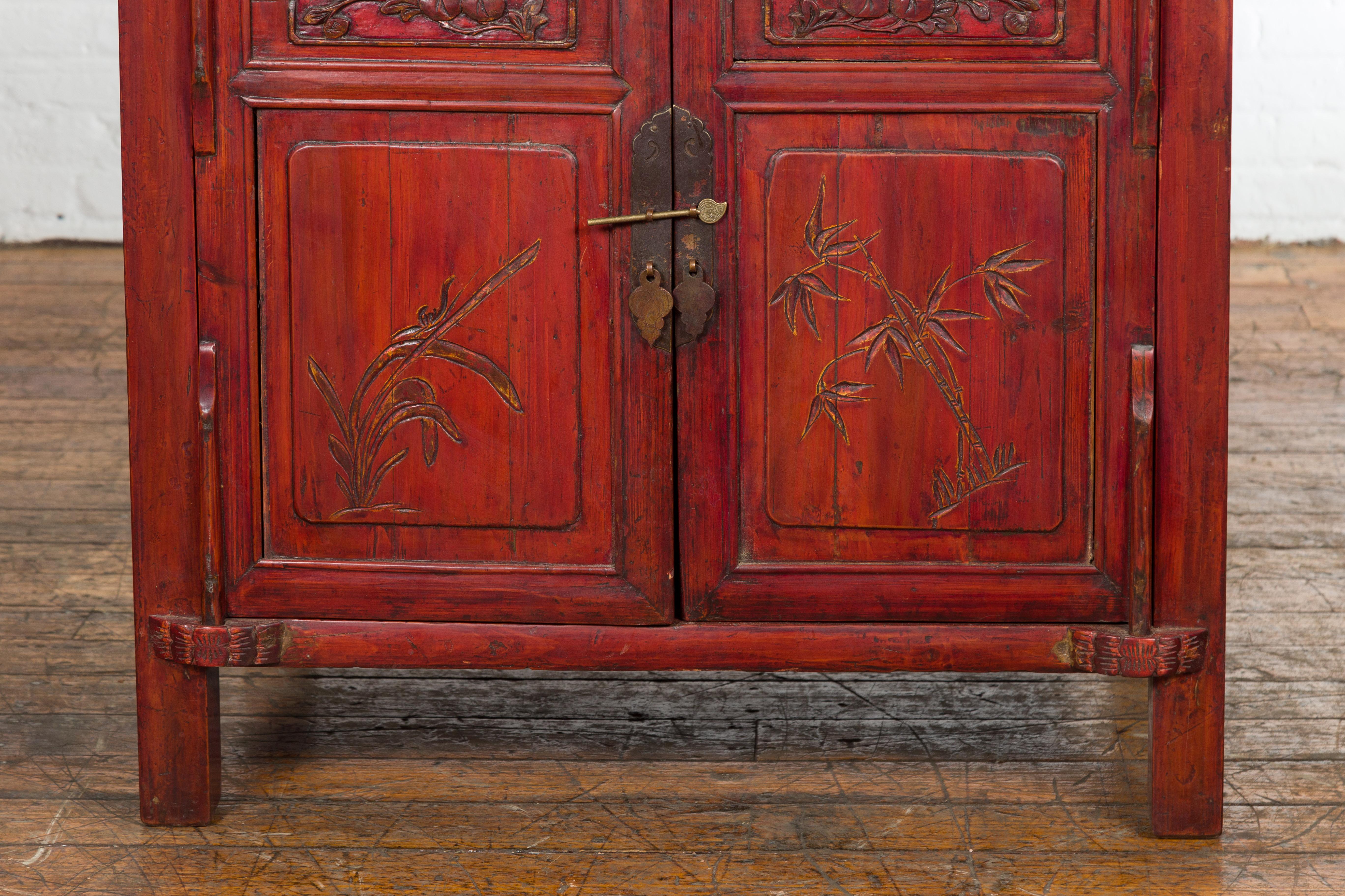 Meuble de chevet en laque rouge de la Chine de la fin de la dynastie Qing avec décor sculpté Bon état - En vente à Yonkers, NY