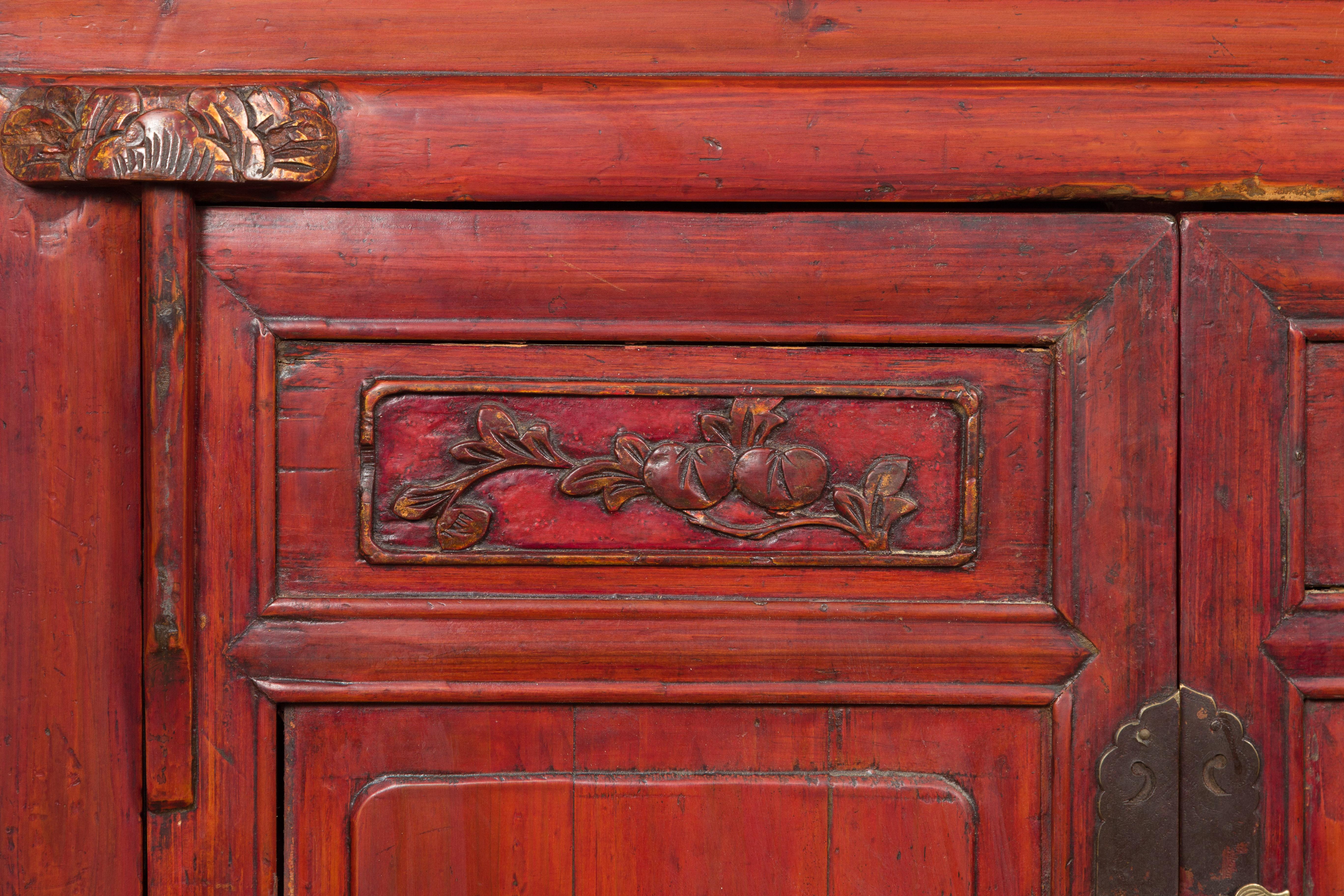 20ième siècle Meuble de chevet en laque rouge de la Chine de la fin de la dynastie Qing avec décor sculpté en vente