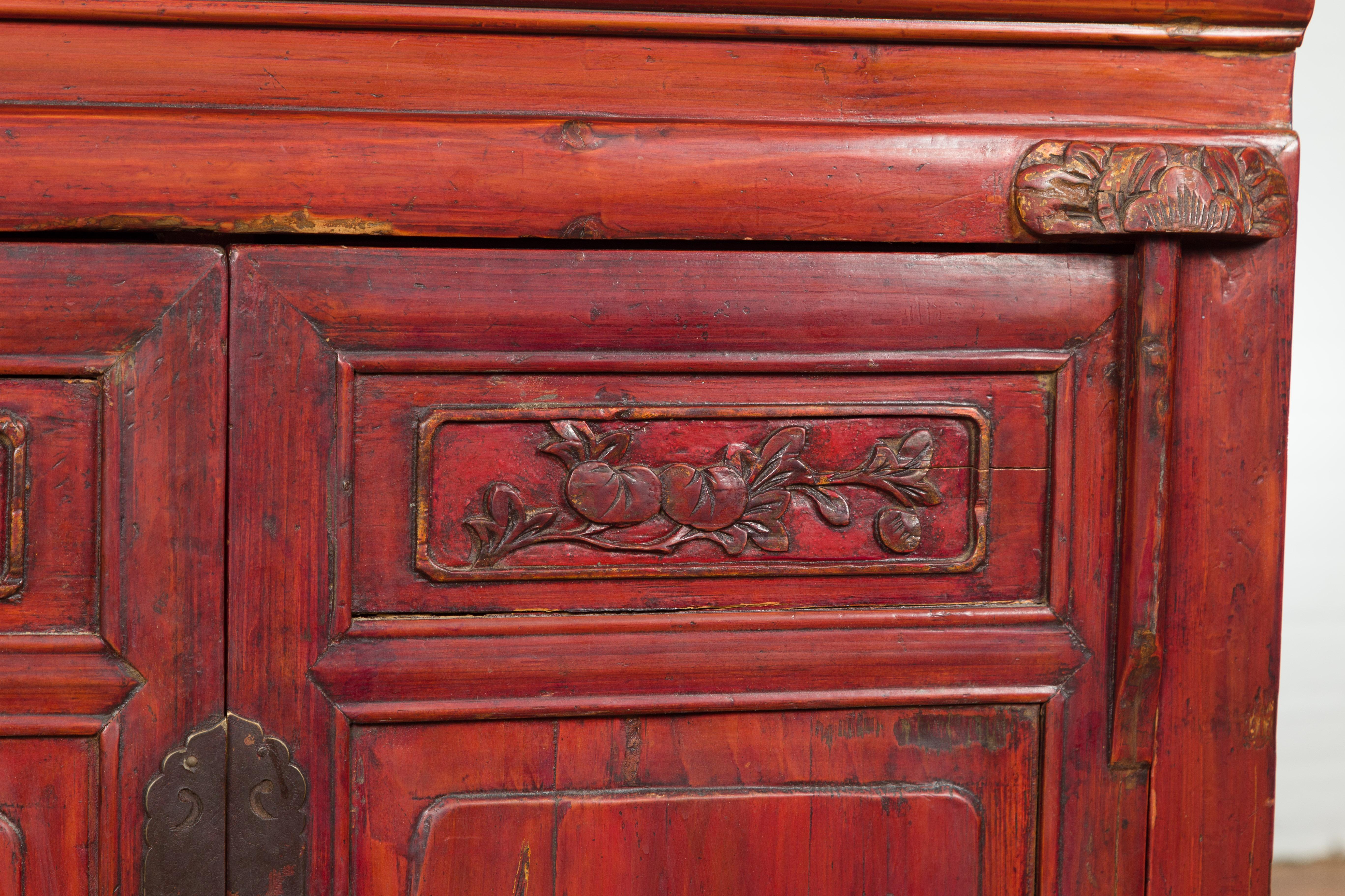 Laiton Meuble de chevet en laque rouge de la Chine de la fin de la dynastie Qing avec décor sculpté en vente