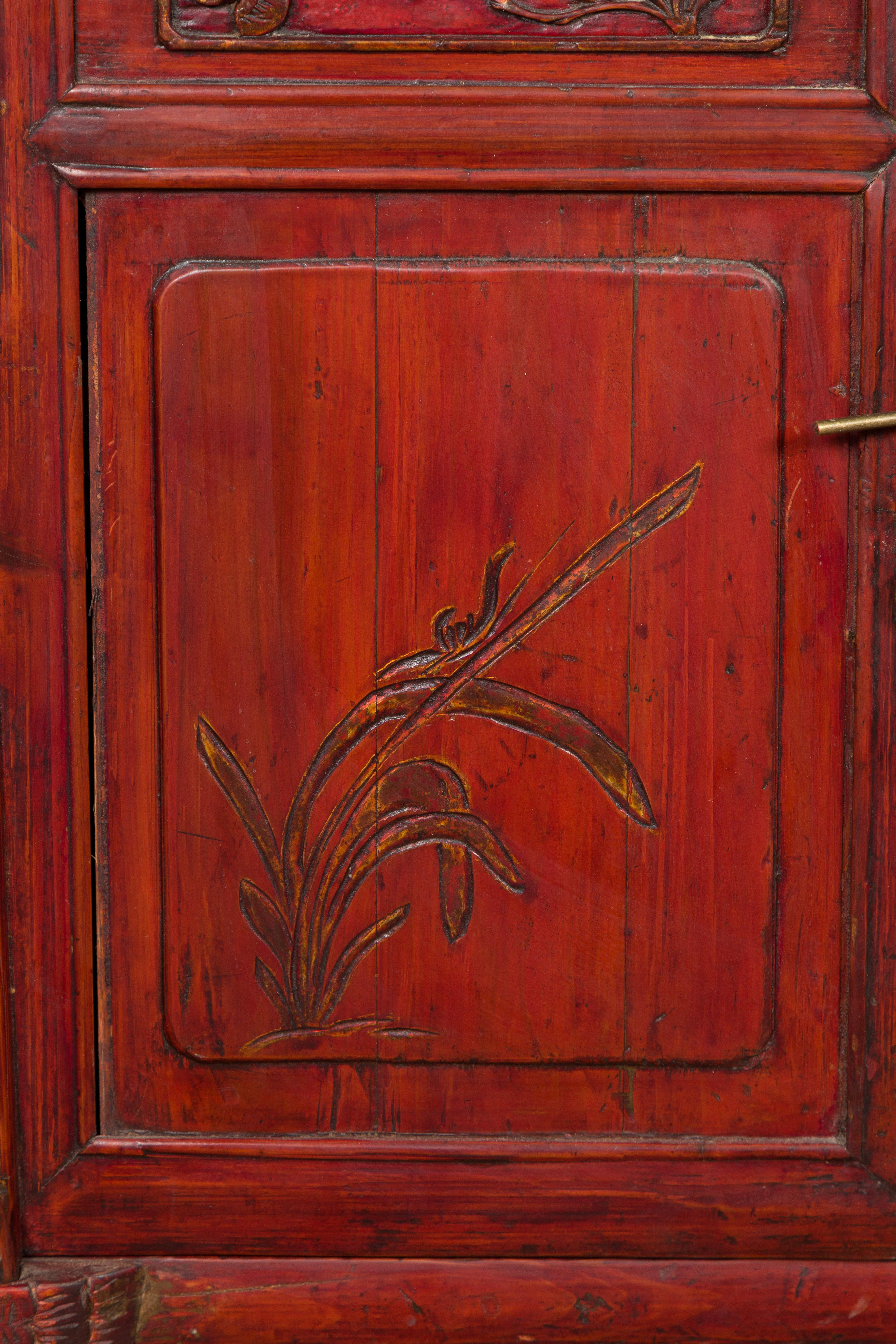 Meuble de chevet en laque rouge de la Chine de la fin de la dynastie Qing avec décor sculpté en vente 1