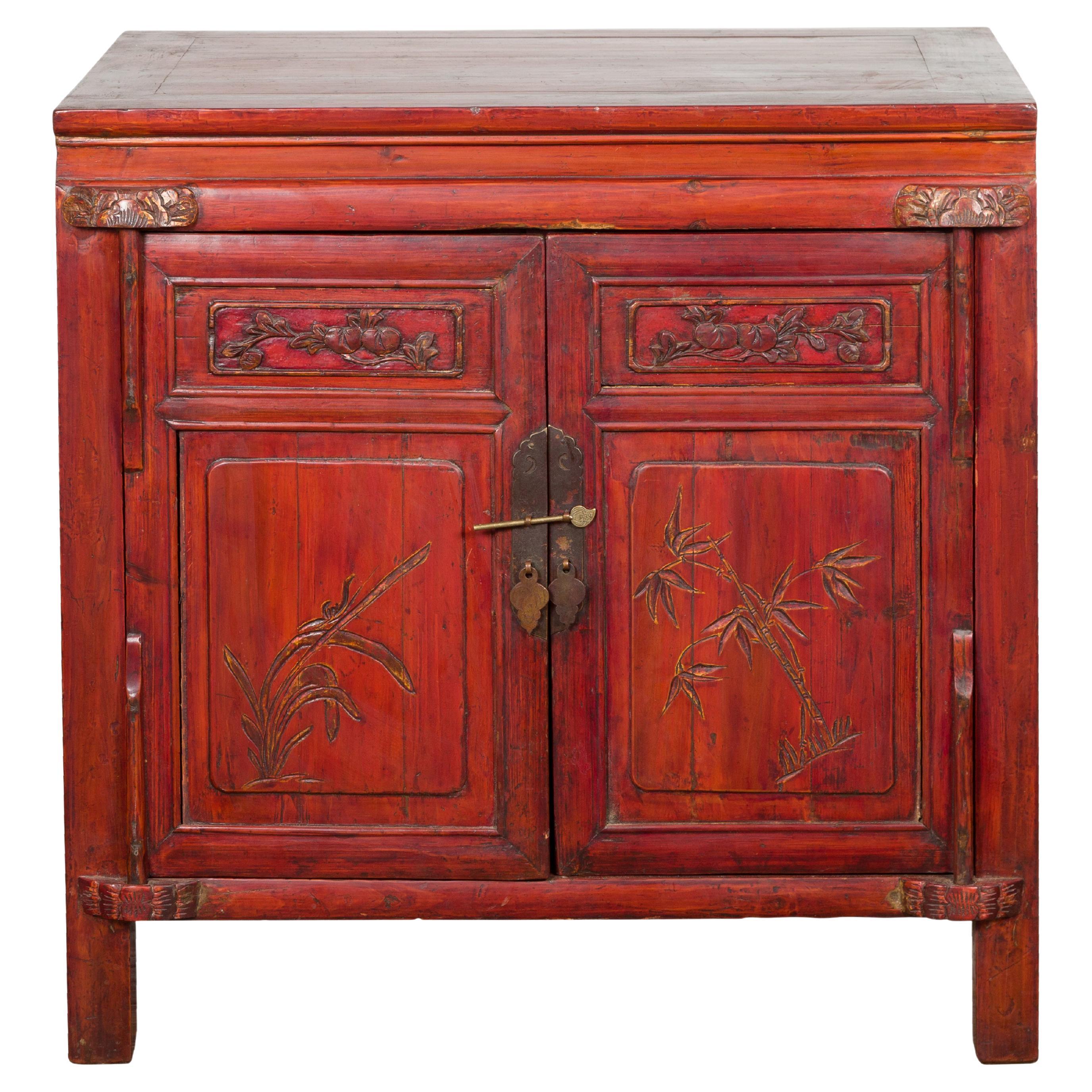 Meuble de chevet en laque rouge de la fin de la dynastie Qing avec décor sculpté