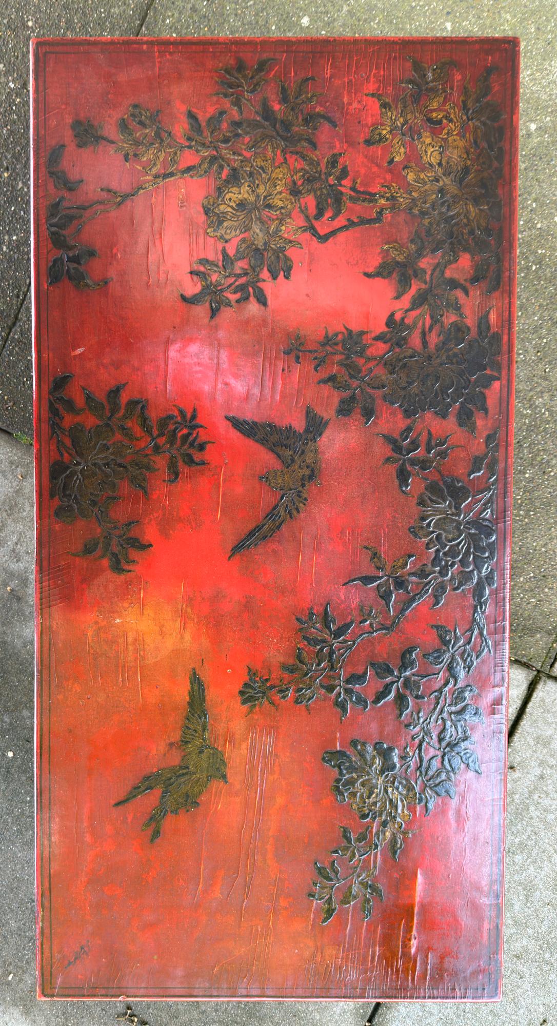 Appliqué Panneau chinois en laque rouge comme table de cocktail ( arbres / oiseaux sur cramoisi ) en vente