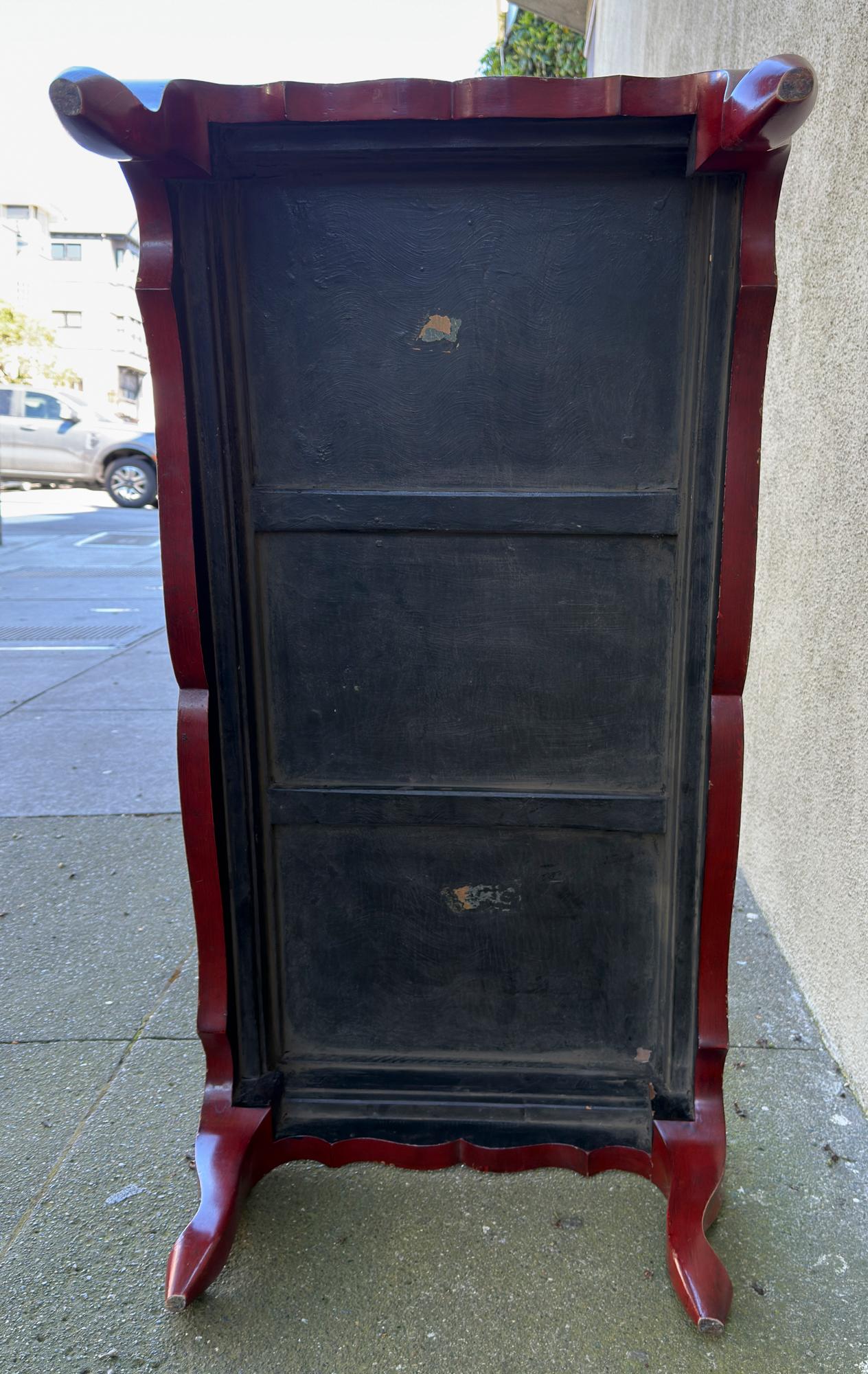Panneau chinois en laque rouge comme table de cocktail ( arbres / oiseaux sur cramoisi ) Bon état - En vente à San Francisco, CA