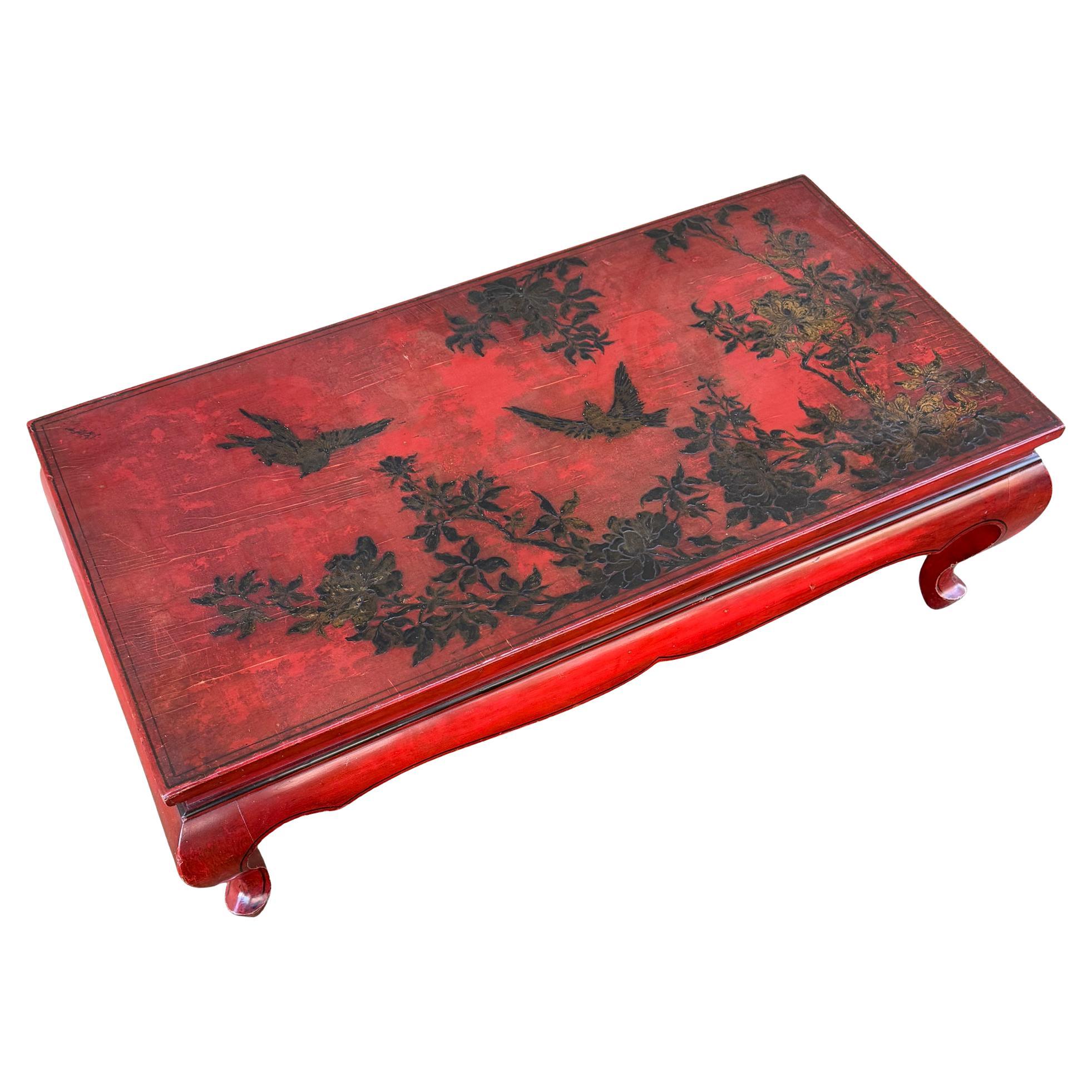 Panneau chinois en laque rouge comme table de cocktail ( arbres / oiseaux sur cramoisi ) en vente