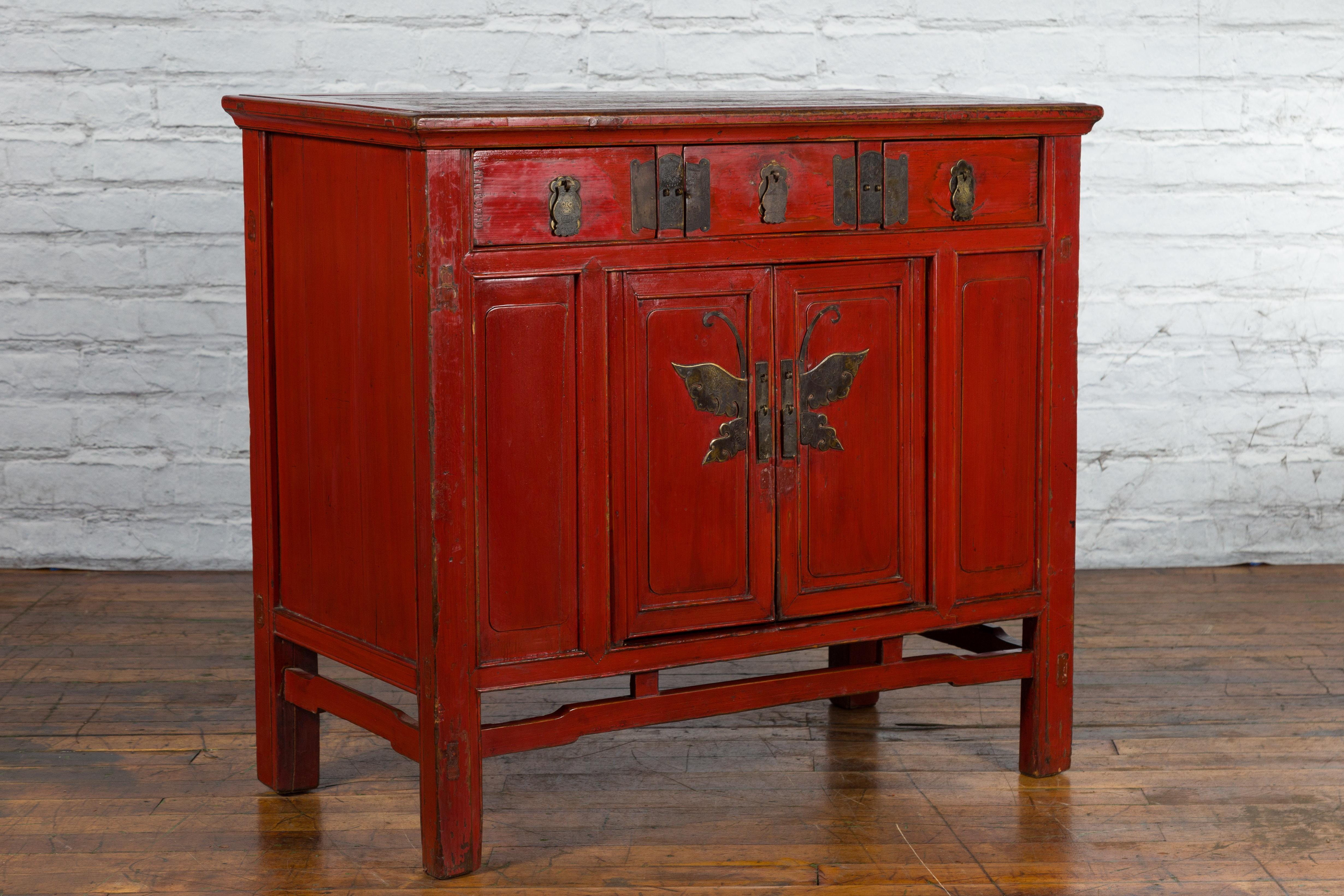 Chinese Red Lacquer Qing Dynasty 19th Century Cabinet with Butterfly Hardware In Good Condition In Yonkers, NY