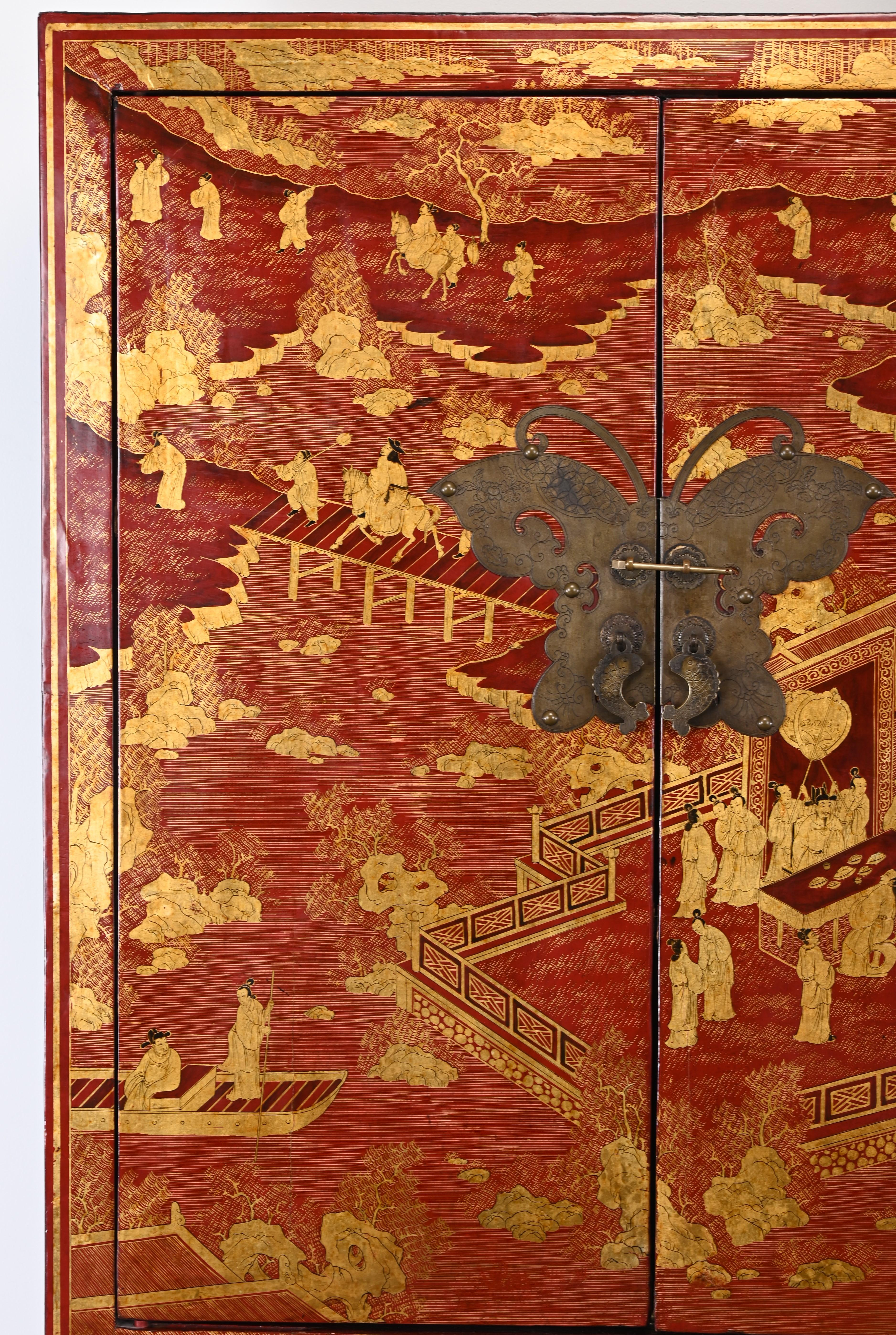 Ein einzigartiges chinesisches Kabinett in rotem Lack und vergoldetem Finish mit schönen Schmetterlingsbeschlägen. Dieser Schrank scheint aus dem 20. Jahrhundert zu stammen, weist aber auch Merkmale eines Stücks aus dem 19. Jahrhundert auf, das