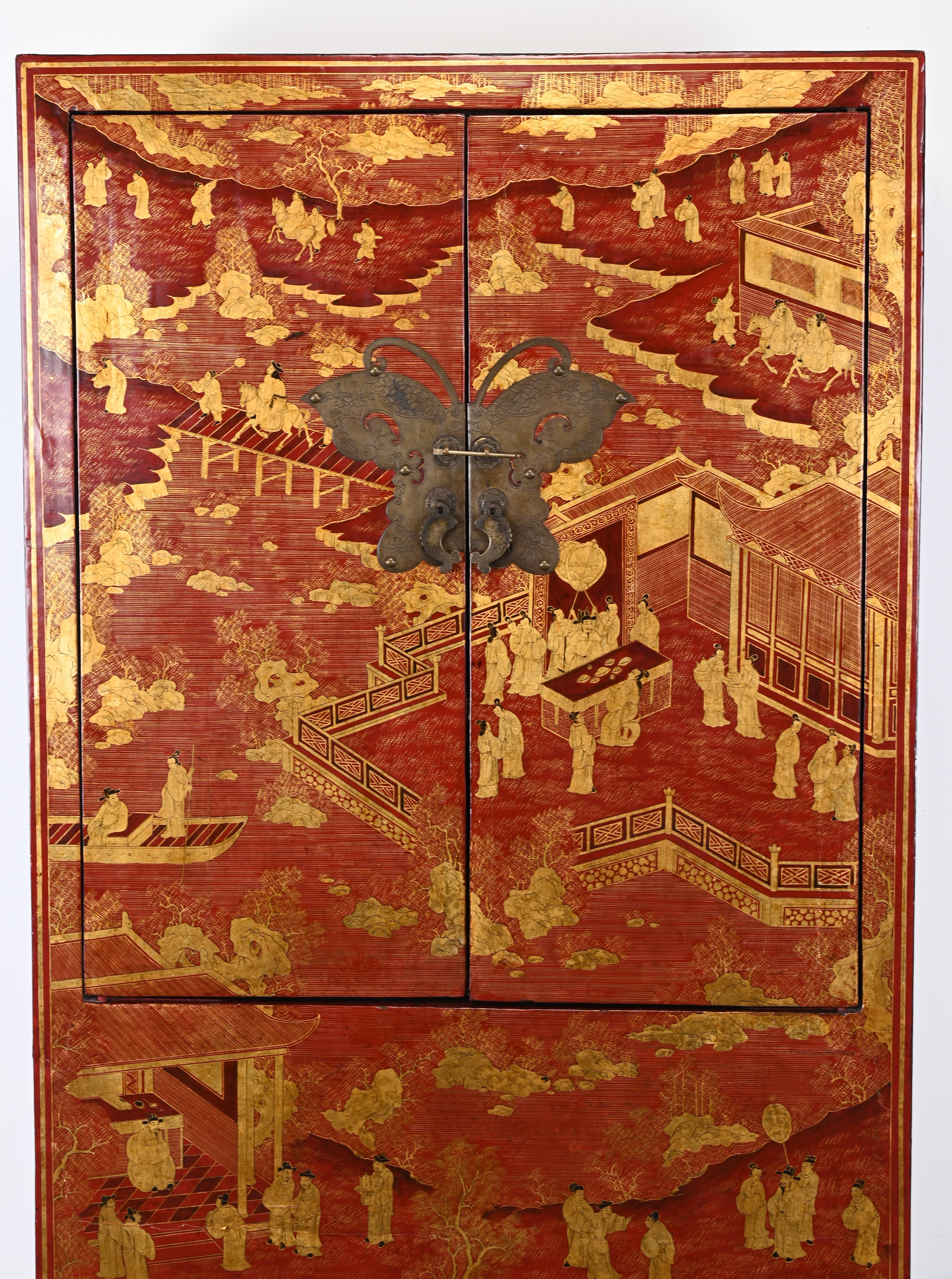 Chinesischer rot lackierter Schrank im Qing-Stil, 20. Jahrhundert (Vergoldet) im Angebot