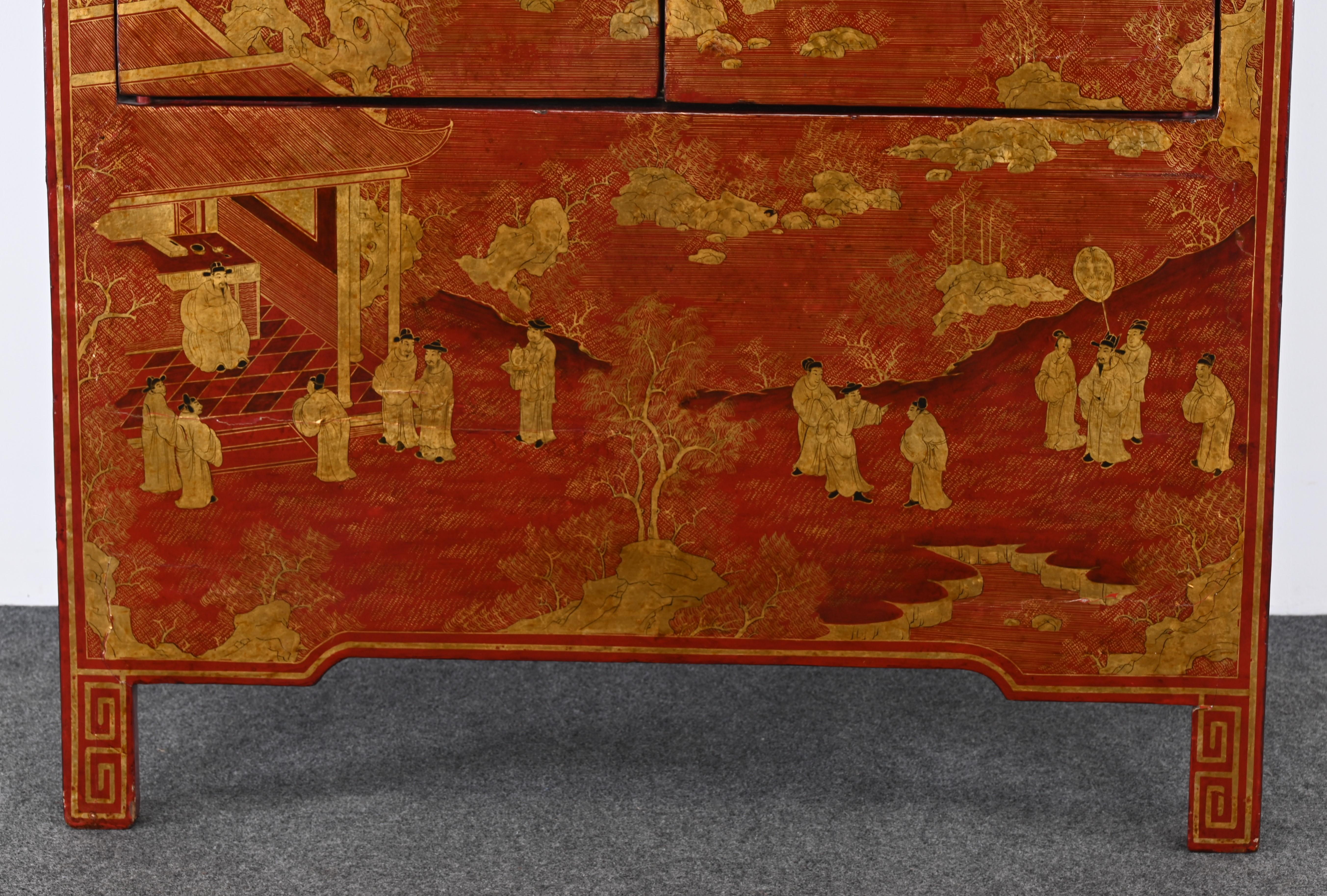 Chinesischer rot lackierter Schrank im Qing-Stil, 20. Jahrhundert (Messing) im Angebot