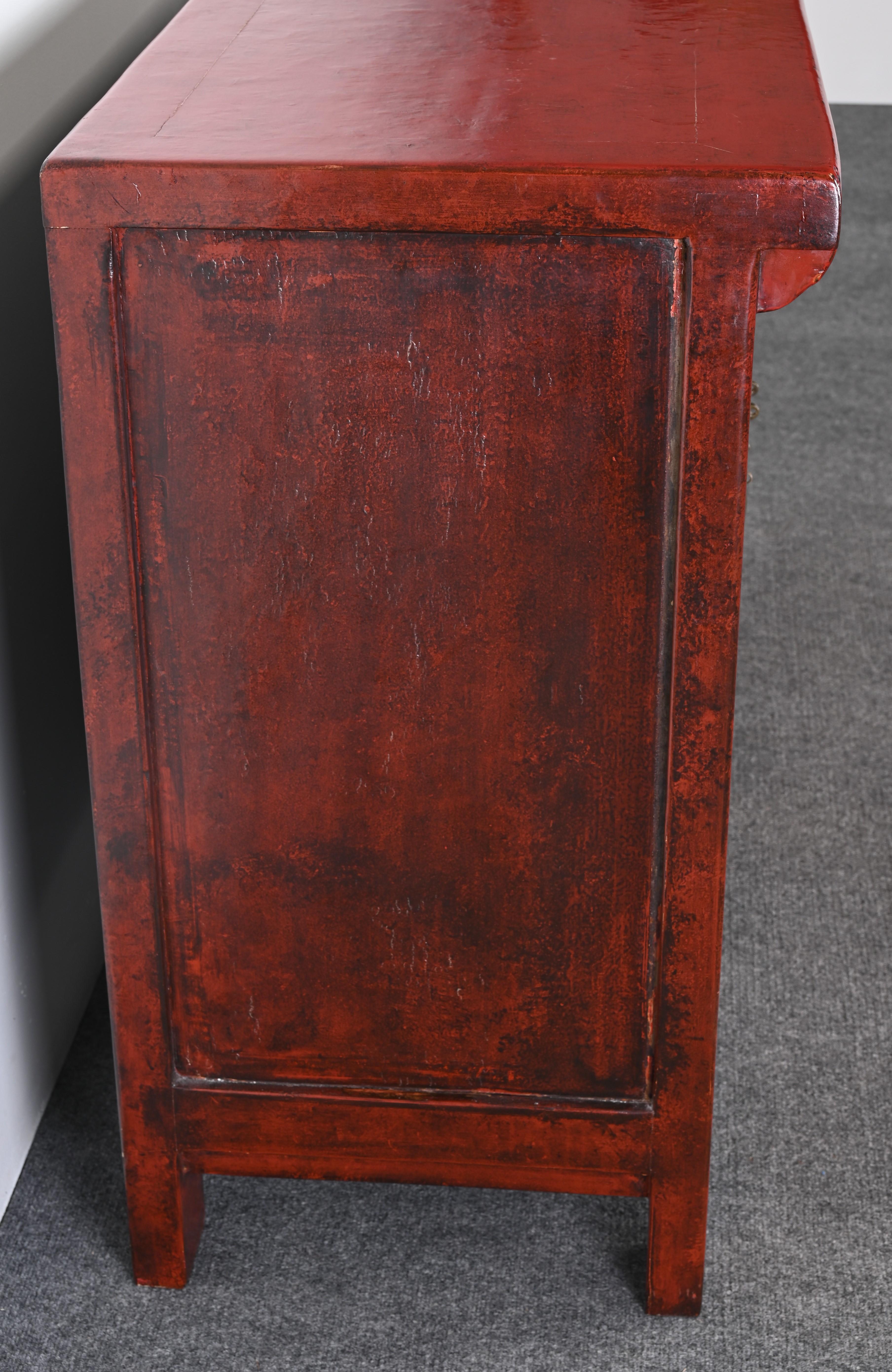 Laiton Meuble de rangement ou crédence chinois de style Qing en laque rouge, 20e siècle en vente