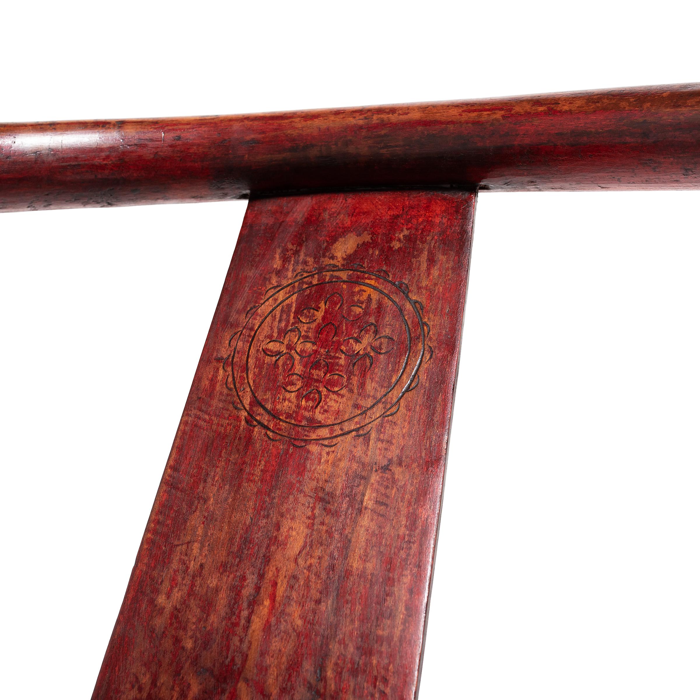 Sculpté Chaise ronde chinoise à dossier rond en laque rouge, vers 1850 en vente