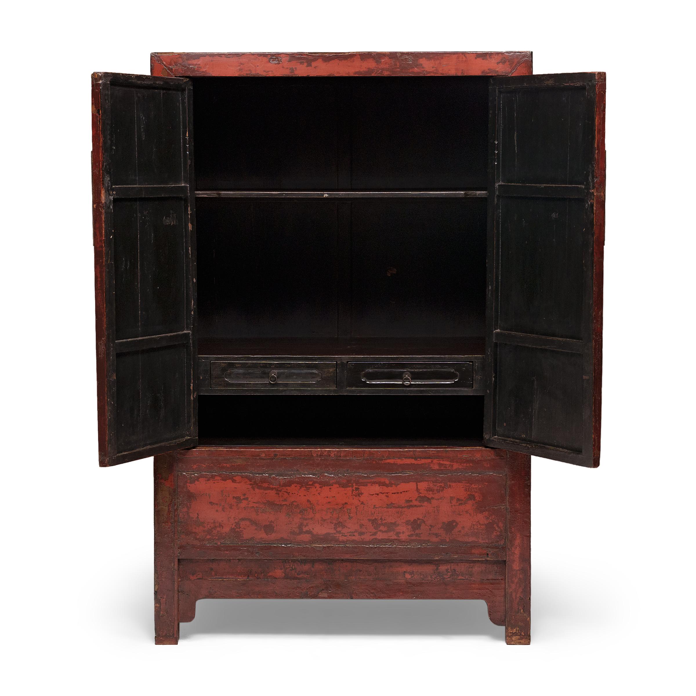 Este llamativo mueble de laca roja, una pieza clásica del mobiliario chino, probablemente formaba parte de una dote nupcial tradicional, que la familia de la novia entregaba al novio llena de finas sedas, sábanas y otros regalos. Fechado a