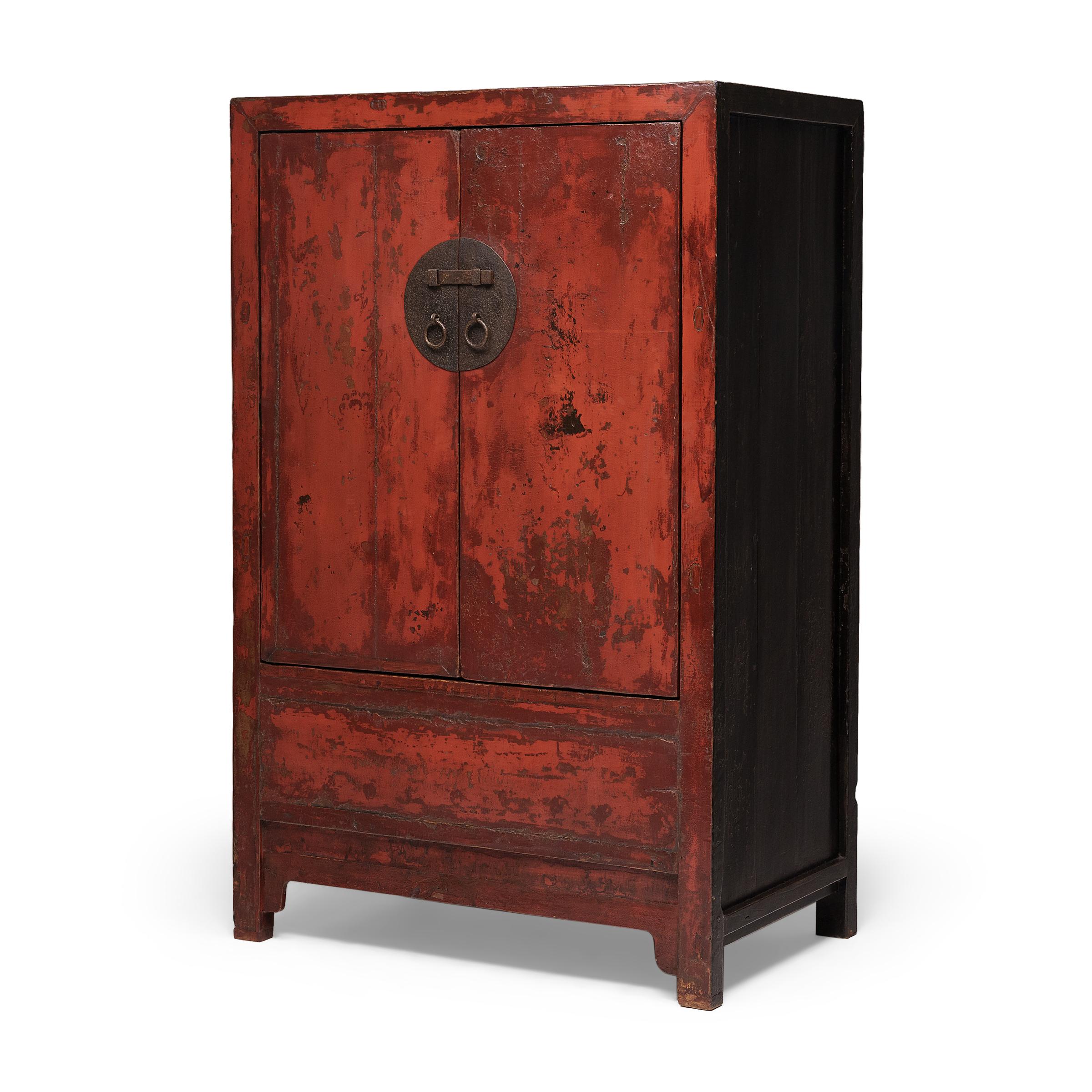 Armario nupcial chino de laca roja, c. 1800 Qing en venta