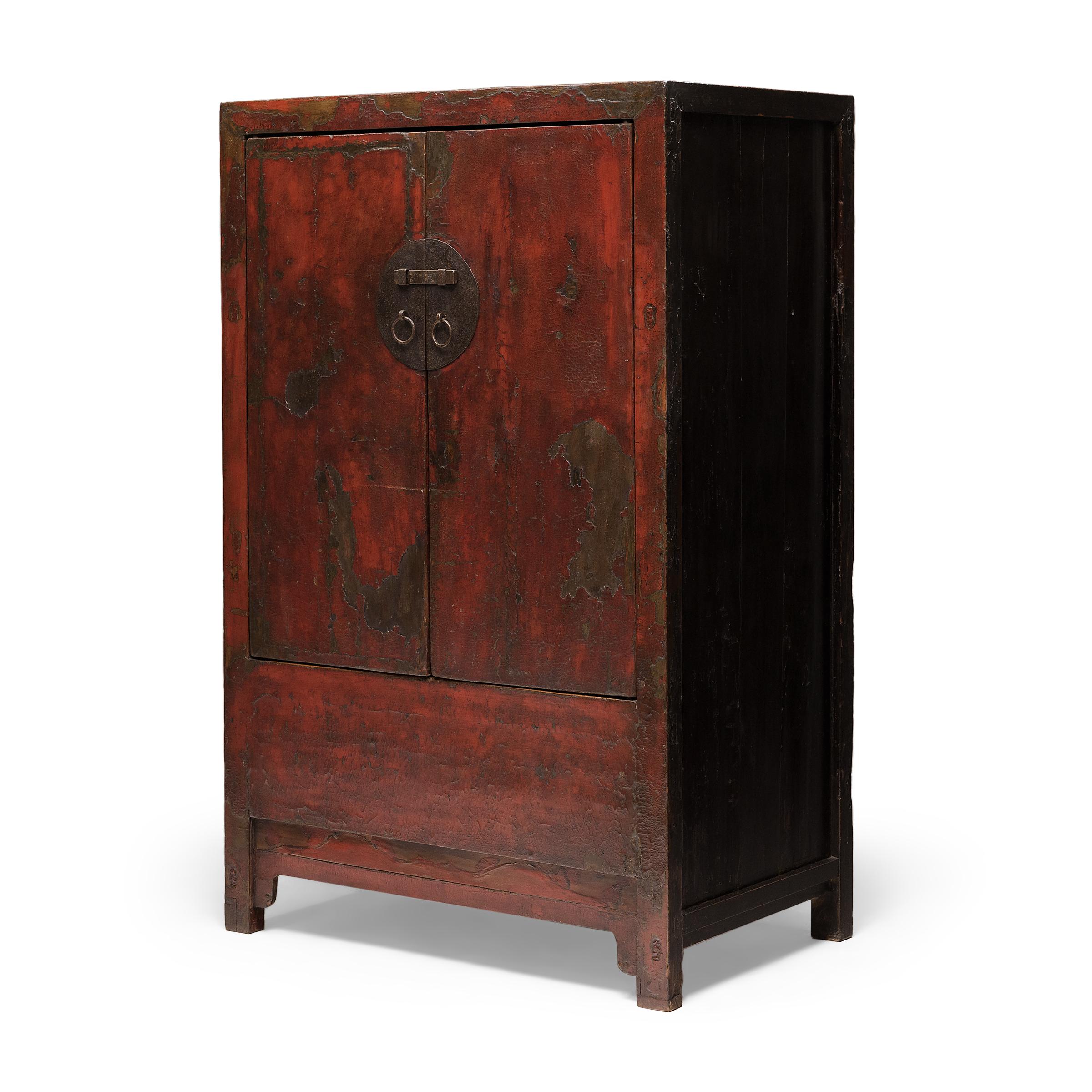 Qing Armoire de mariage chinoise en laque rouge, vers 1800 en vente