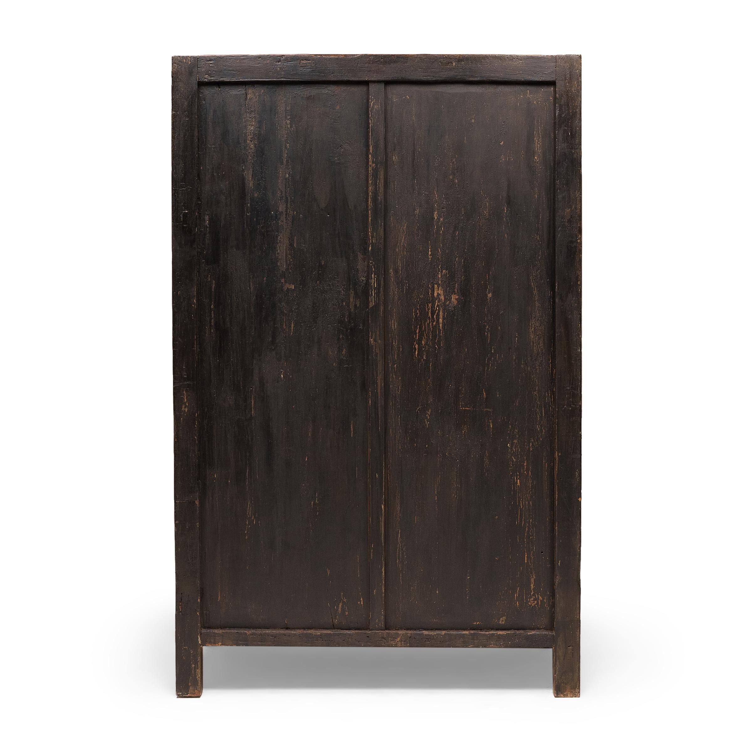 Chinois Armoire de mariage chinoise en laque rouge, vers 1800 en vente