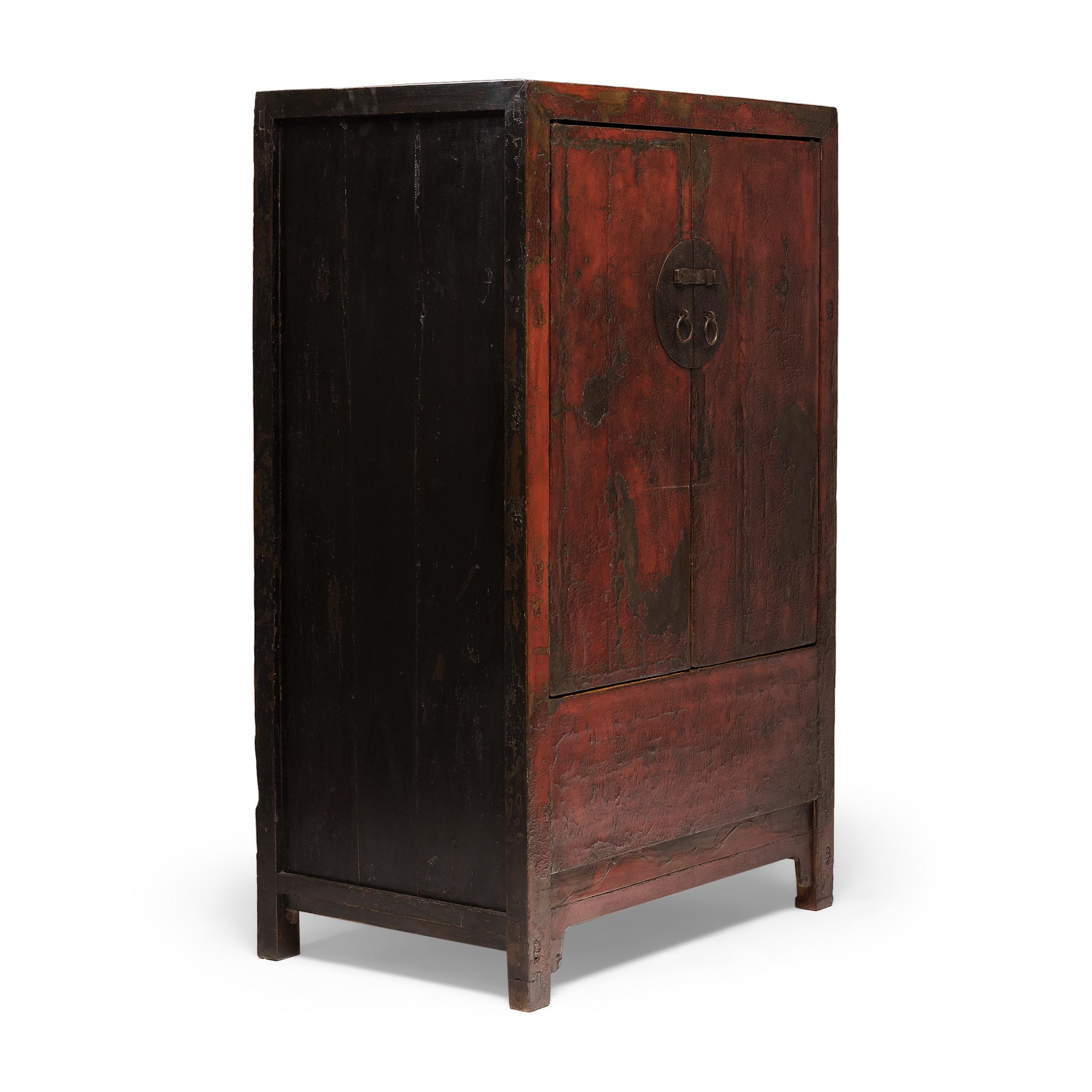 Laqué Armoire de mariage chinoise en laque rouge, vers 1800 en vente