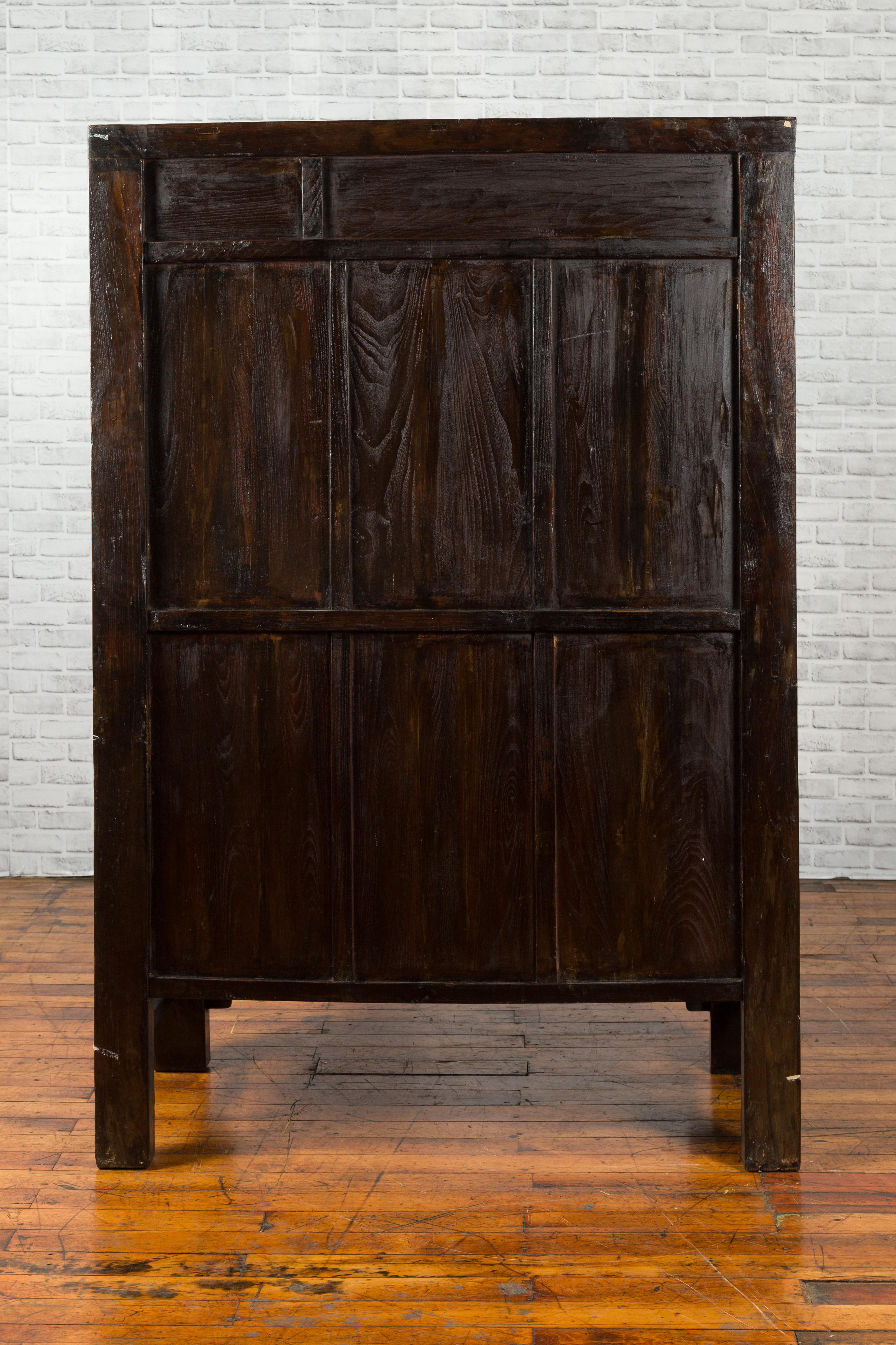 Cabinet laqué rouge de la dynastie Qing avec motifs de papillons et d'oiseaux peints à la main en vente 1