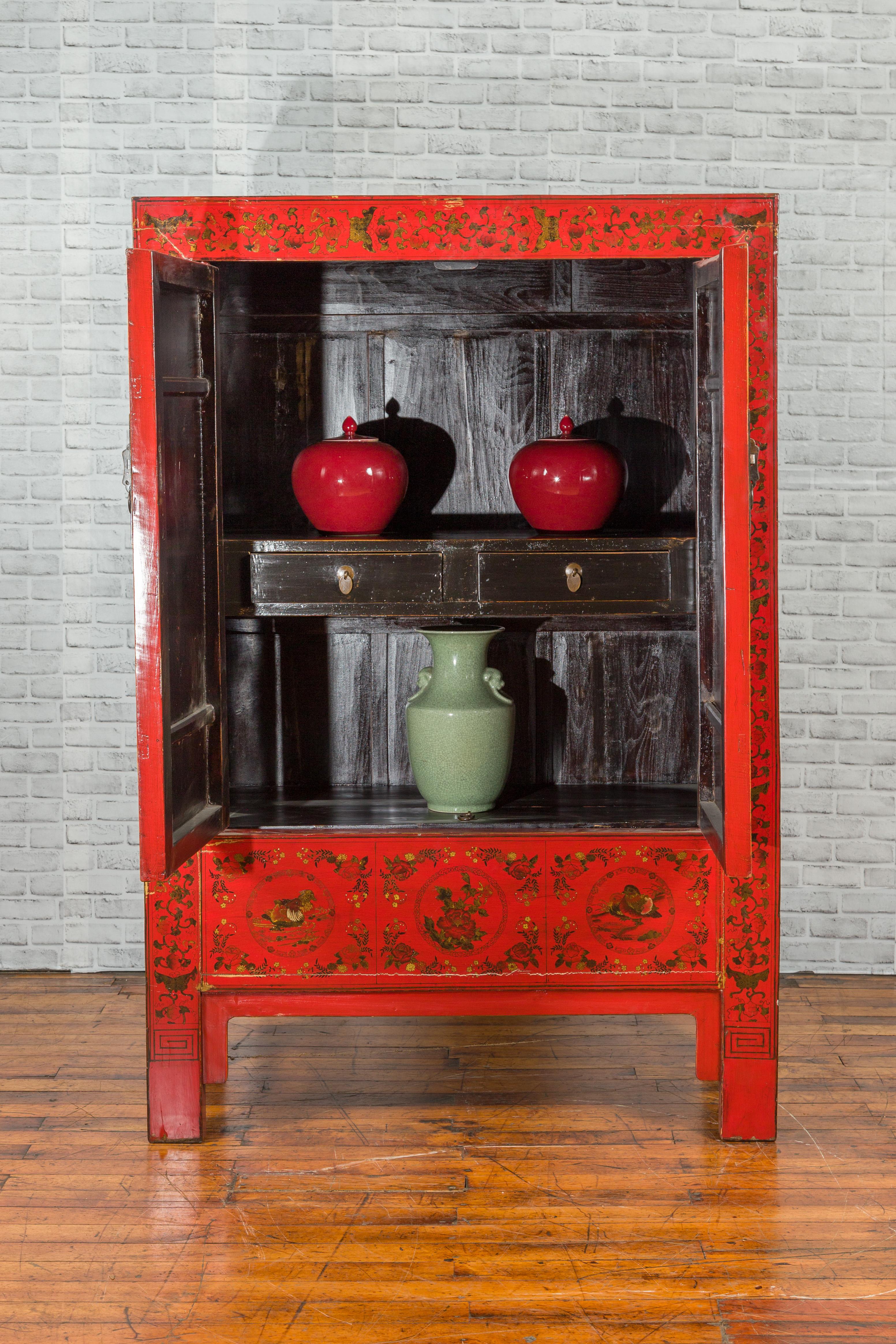 Chinesischer rot lackierter chinesischer Schrank aus der Qing-Dynastie des 19. Jahrhunderts mit vergoldeten Chinoiseries im Zustand „Gut“ im Angebot in Yonkers, NY