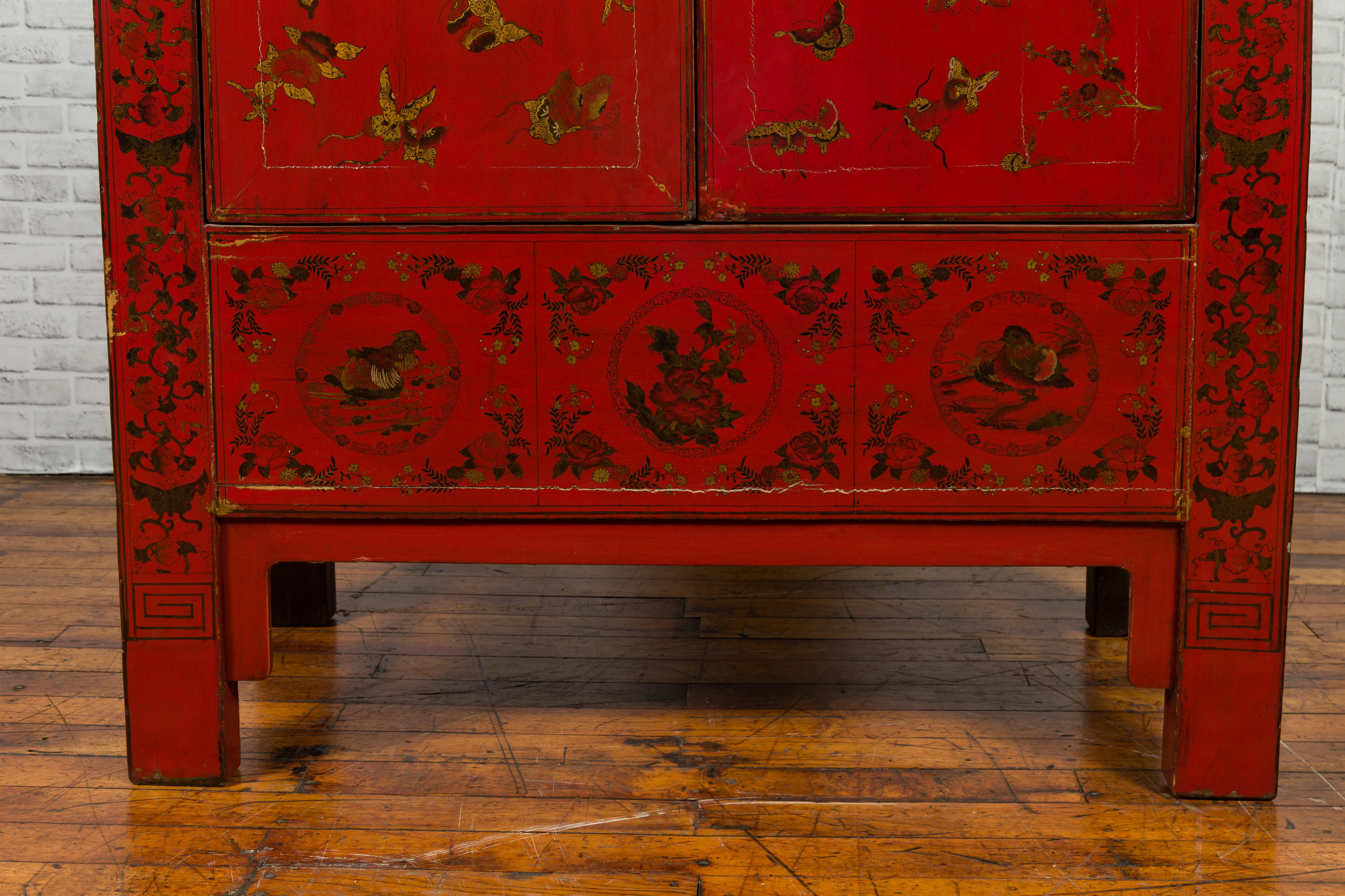 Chinese Red Lacquered 19th Century Qing Dynasty Cabinet with Gilt Chinoiseries For Sale 2