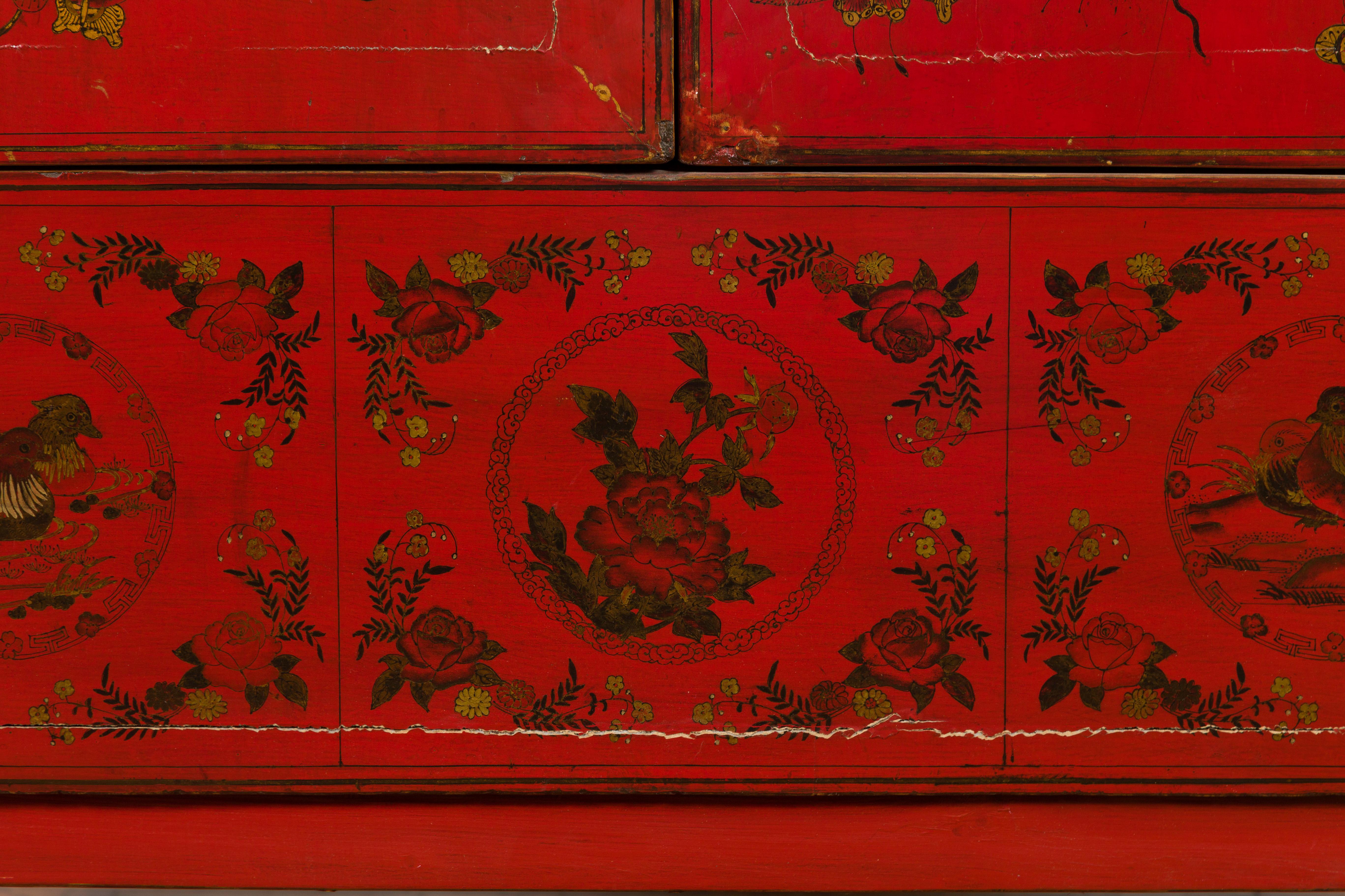 Chinese Red Lacquered 19th Century Qing Dynasty Cabinet with Gilt Chinoiseries For Sale 3