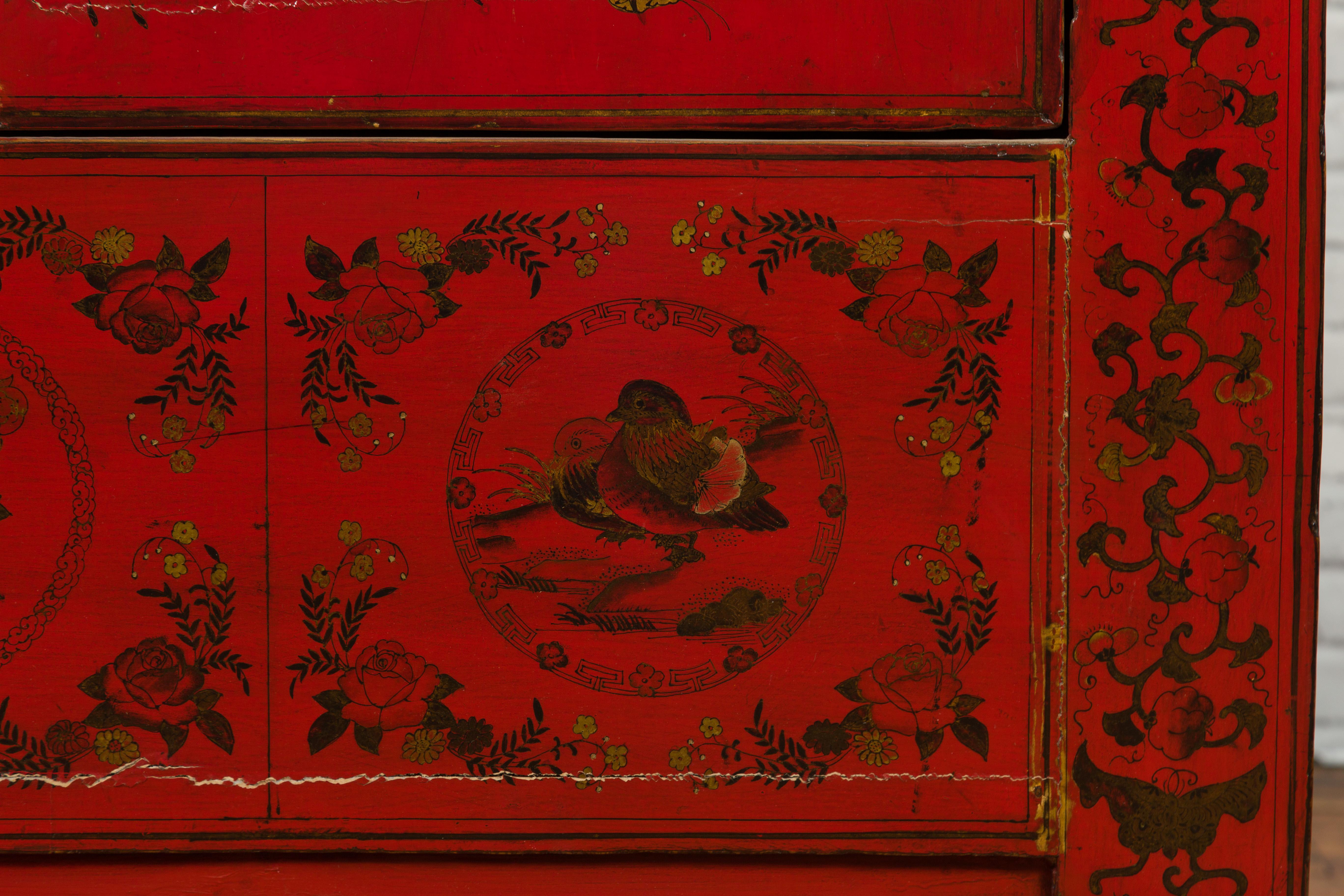20ième siècle Cabinet laqué rouge de la dynastie Qing avec motifs de papillons et d'oiseaux peints à la main en vente