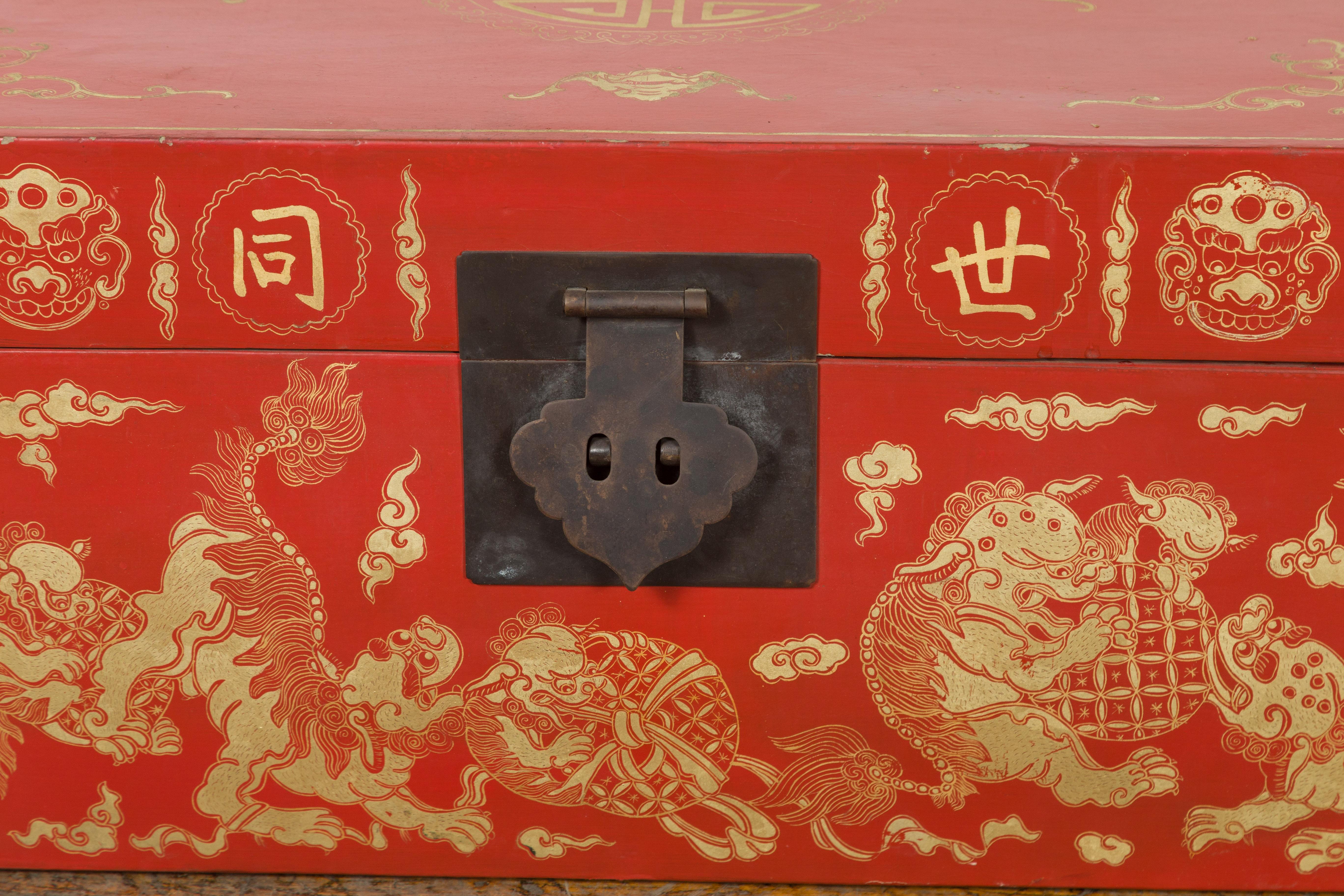 Chinesische rot lackierte Deckentruhe mit vergoldeten Motiven und Guardian-Löwen im Angebot 4