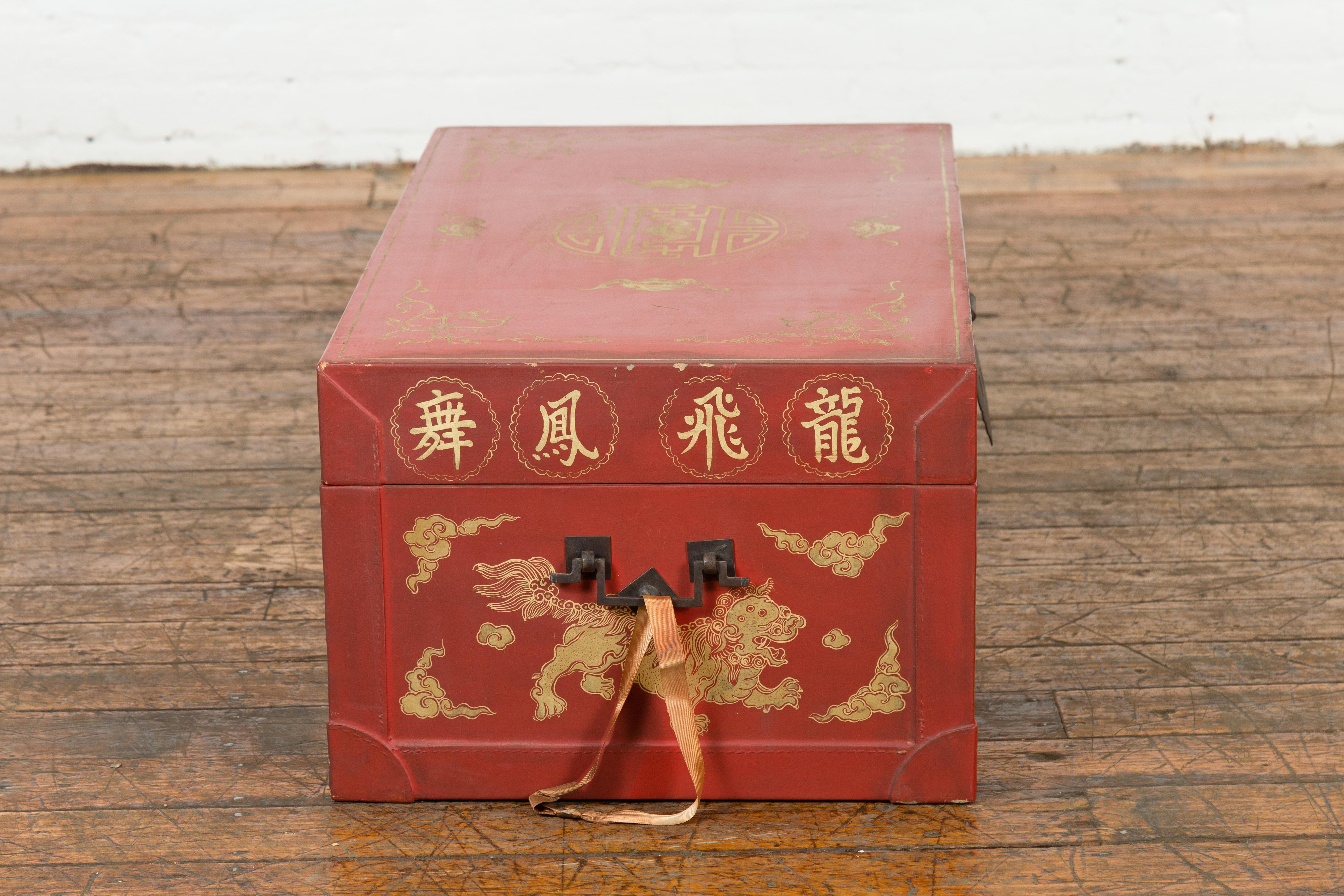 Chinesische rot lackierte Deckentruhe mit vergoldeten Motiven und Guardian-Löwen im Angebot 6