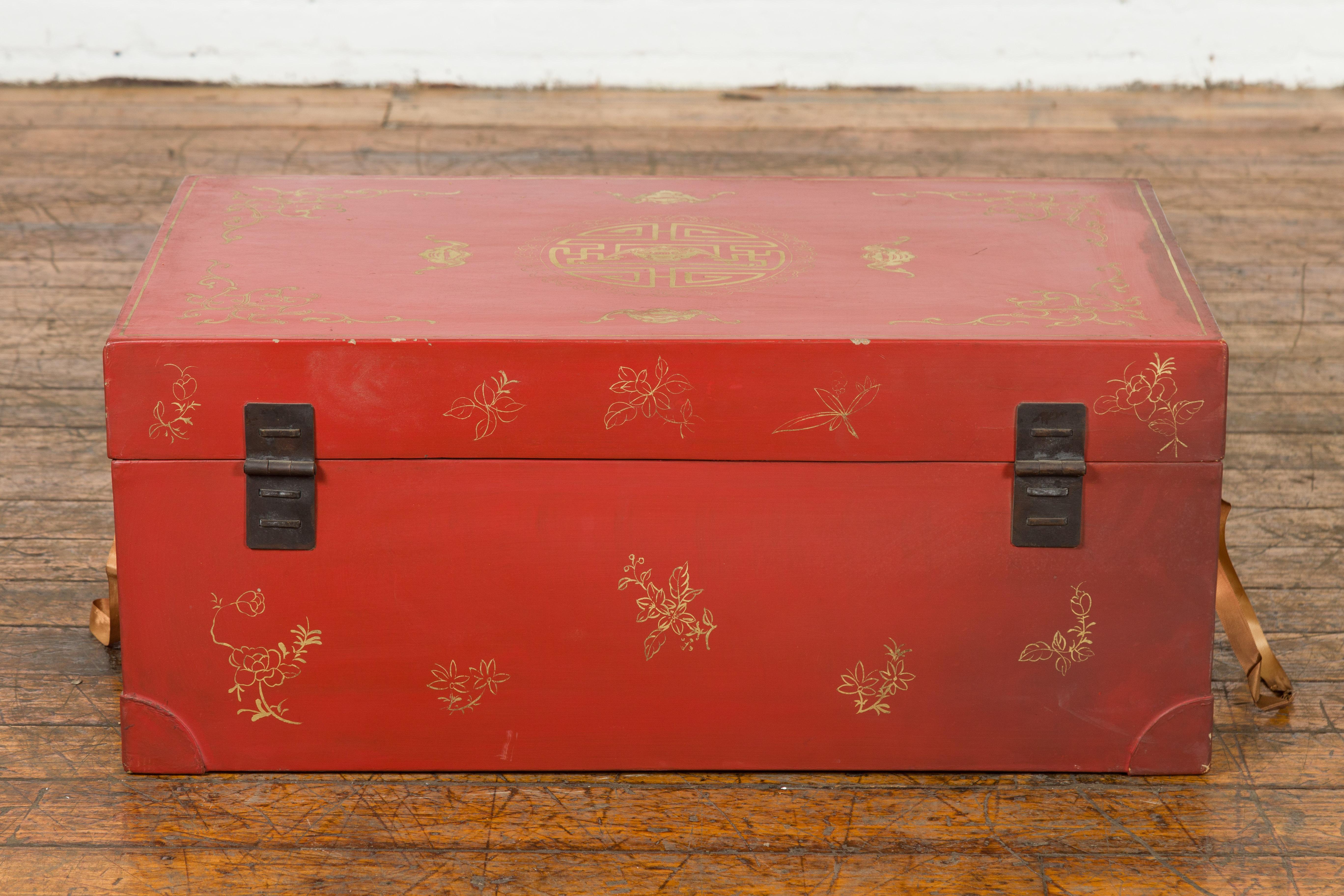 Chinese Red Lacquered Blanket Chest with Gilt Motifs and Guardian Lions For Sale 8