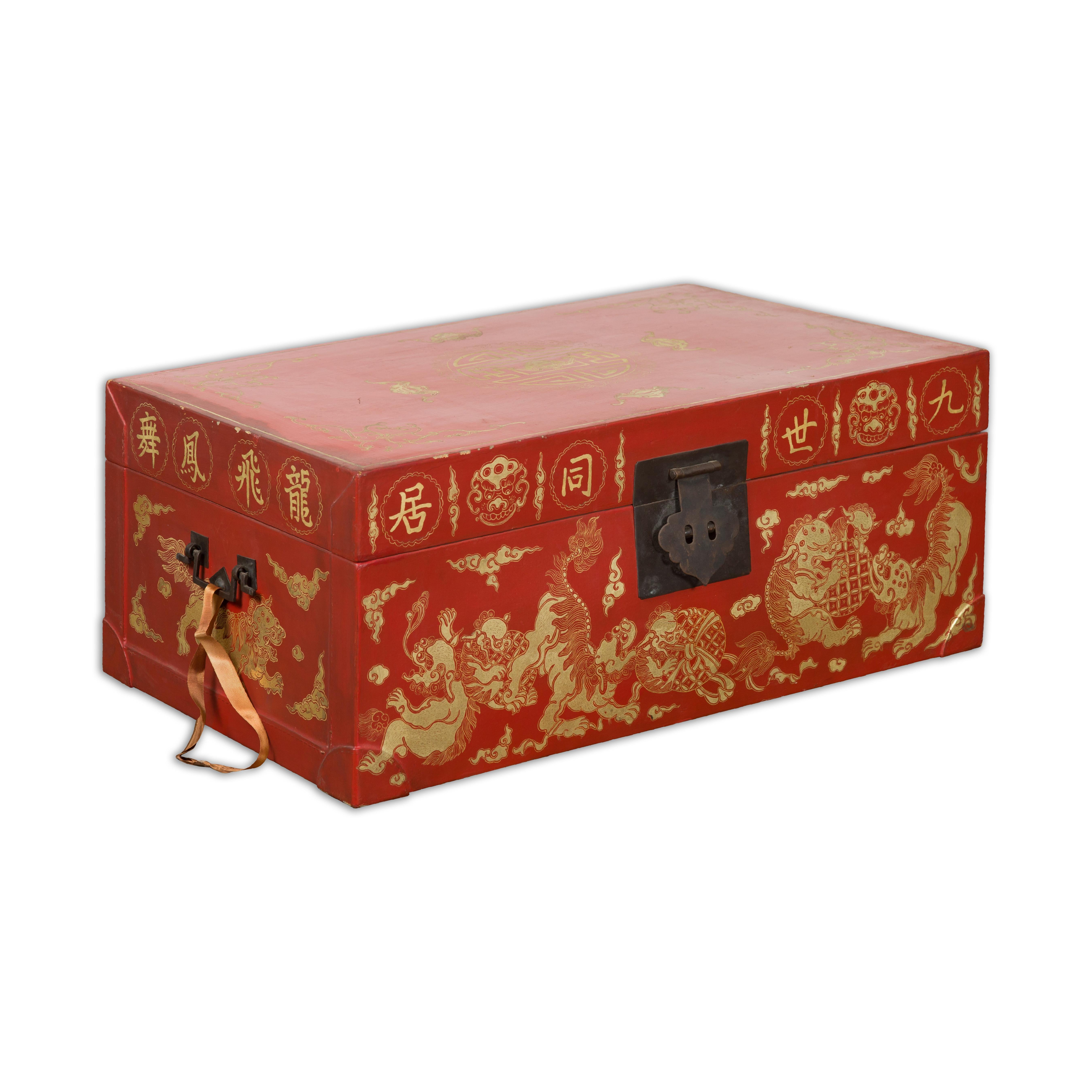 Chinesische rot lackierte Deckentruhe mit vergoldeten Motiven und Guardian-Löwen im Angebot 11