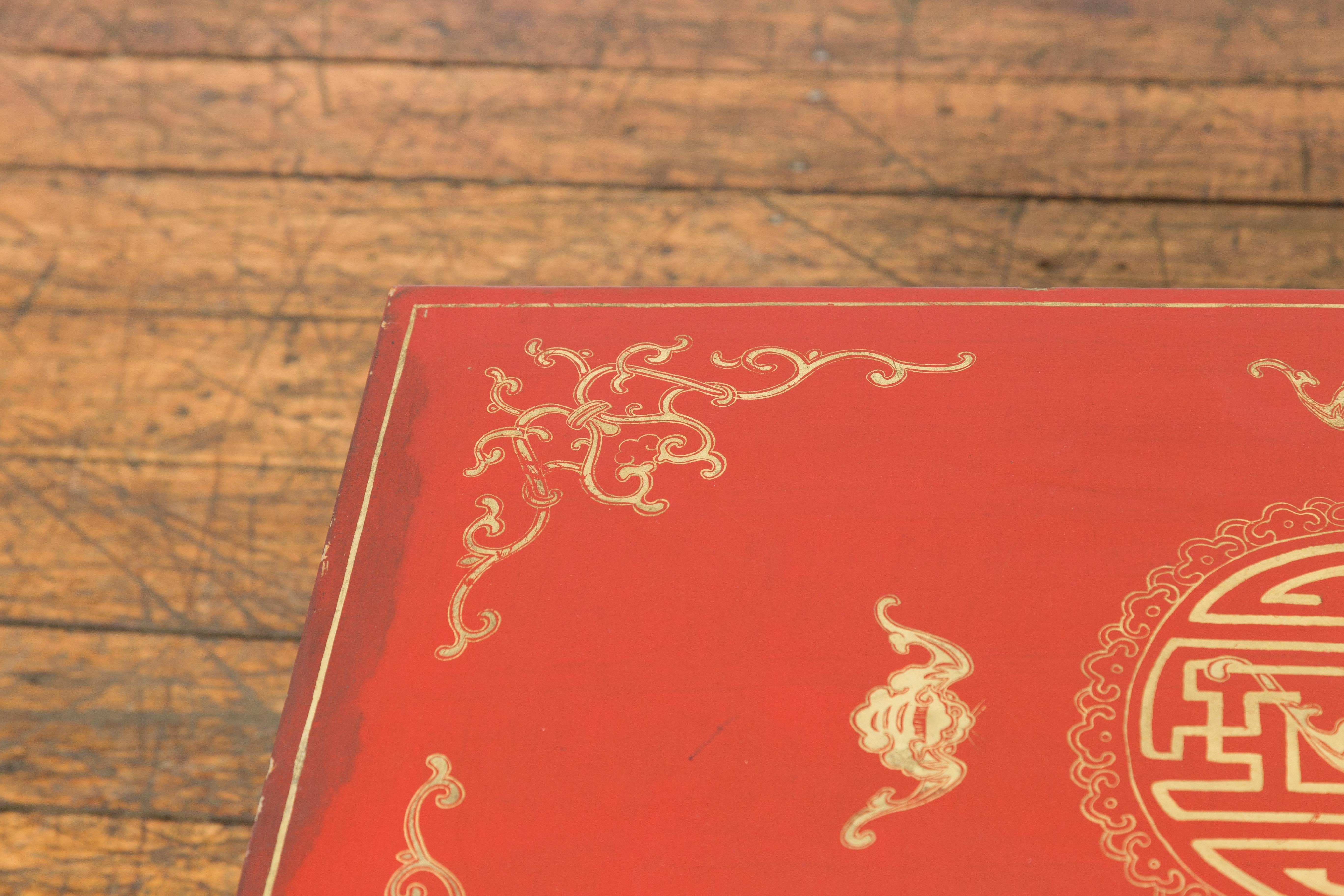 Chinesische rot lackierte Deckentruhe mit vergoldeten Motiven und Guardian-Löwen (20. Jahrhundert) im Angebot