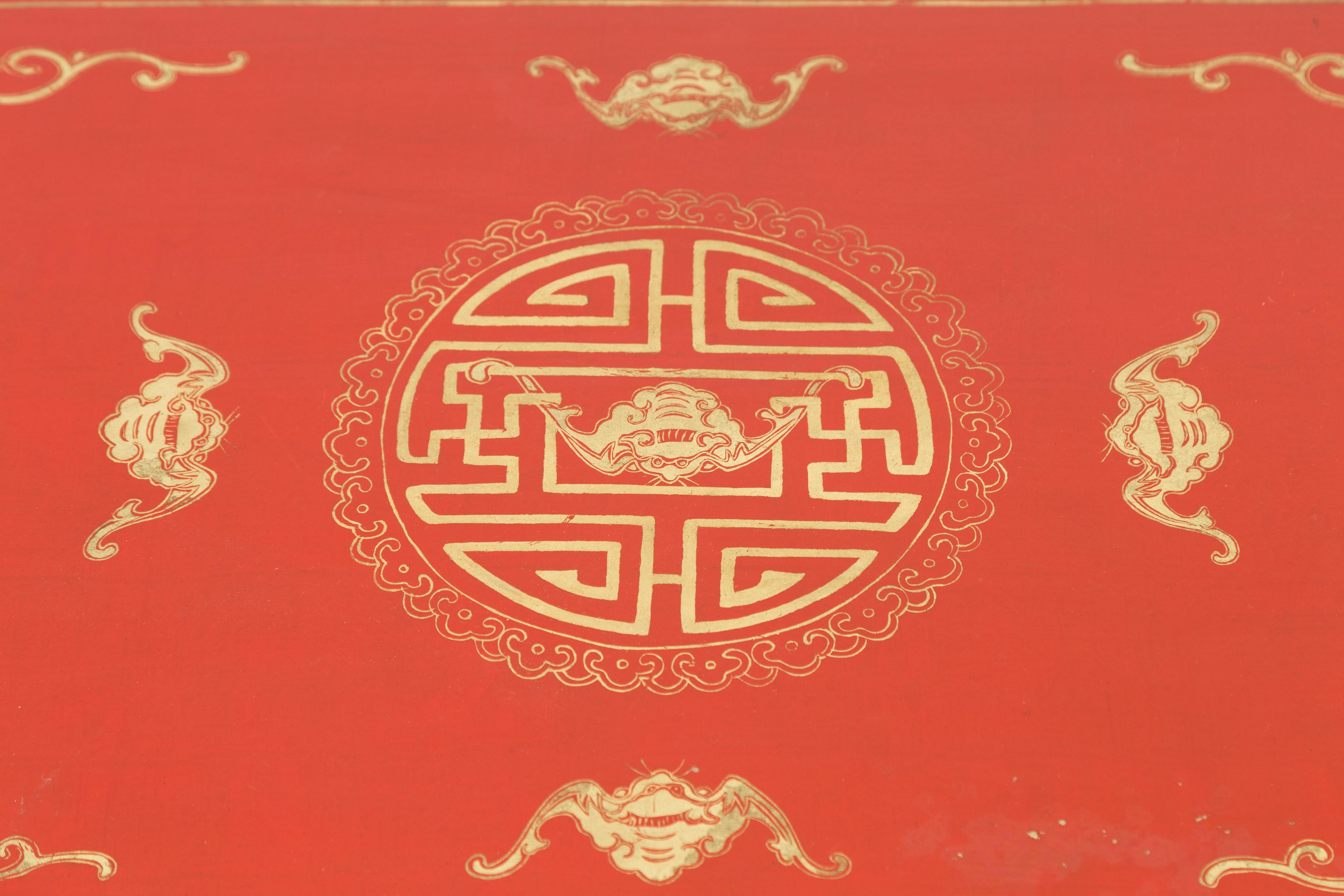 Chinesische rot lackierte Deckentruhe mit vergoldeten Motiven und Guardian-Löwen (Stoff) im Angebot
