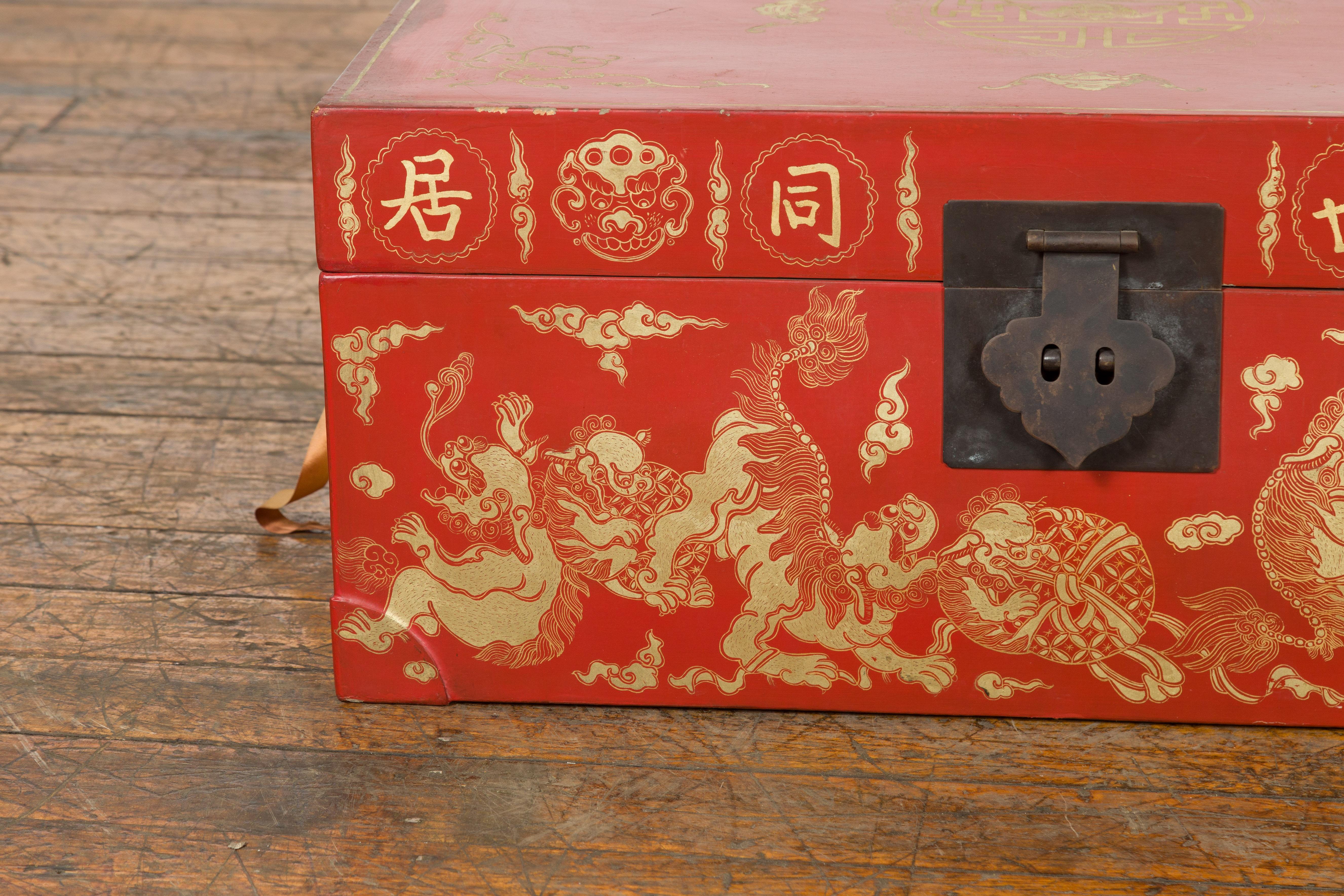 Chinesische rot lackierte Deckentruhe mit vergoldeten Motiven und Guardian-Löwen im Angebot 1