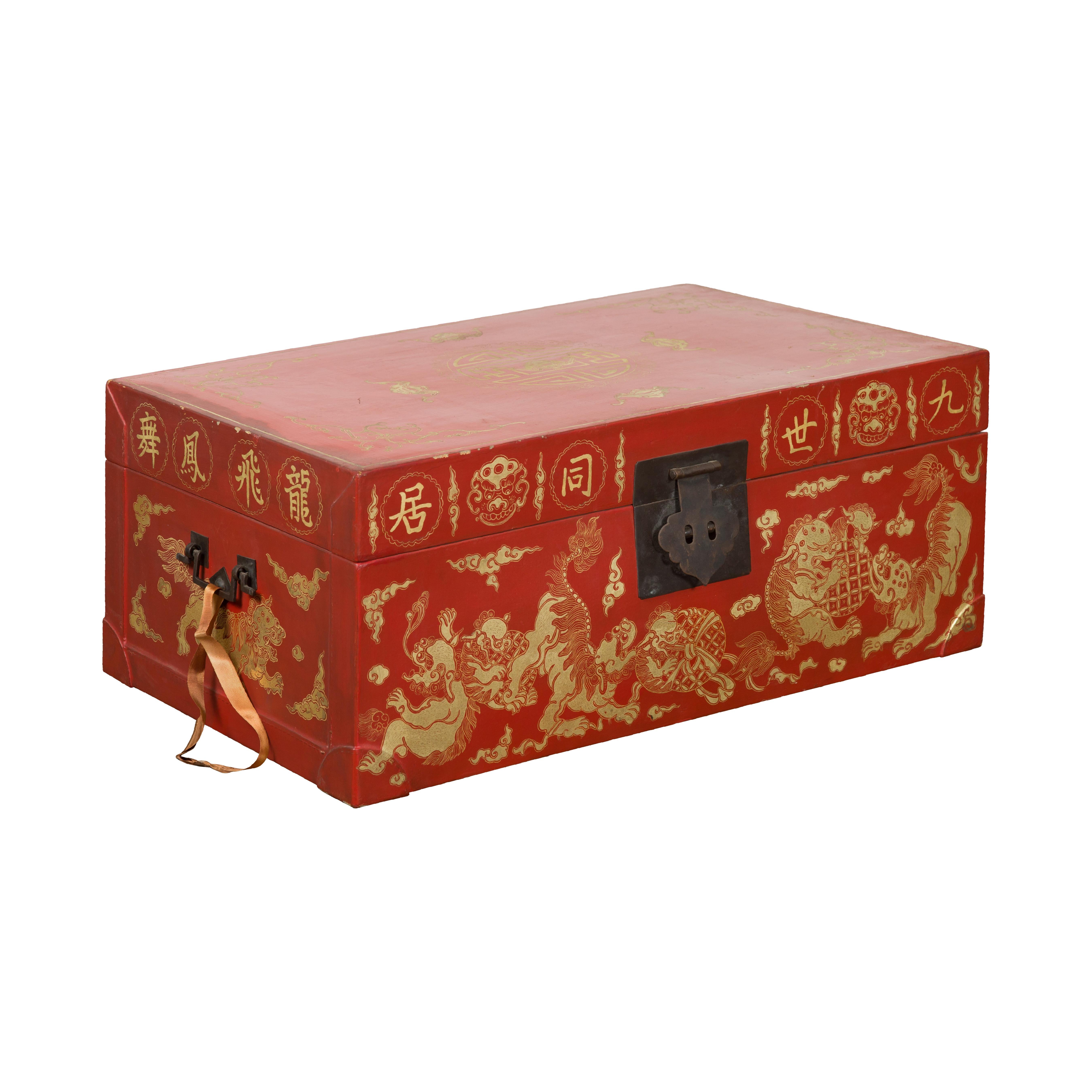 Chinesische rot lackierte Deckentruhe mit vergoldeten Motiven und Guardian-Löwen im Angebot 2