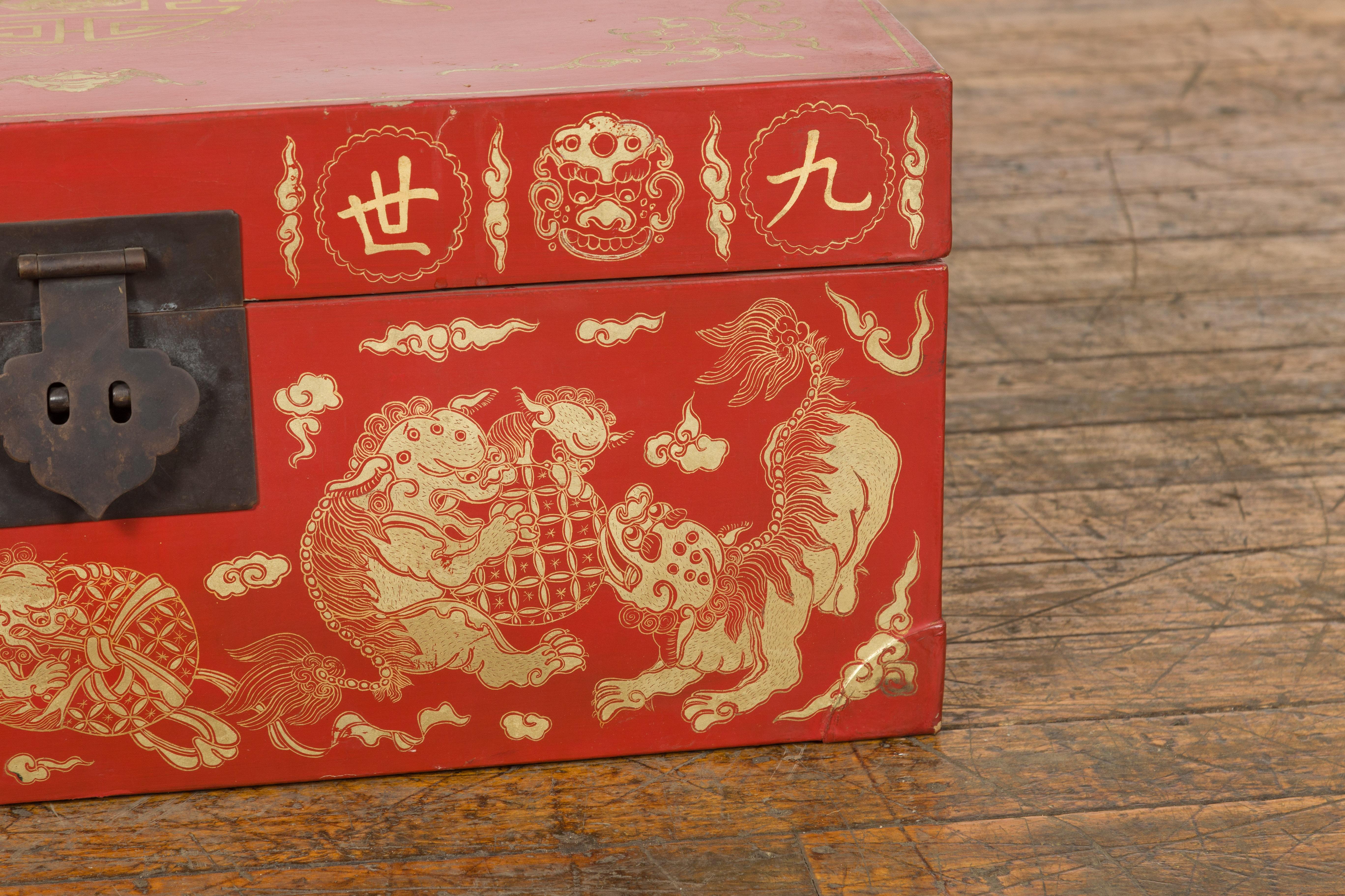 Chinesische rot lackierte Deckentruhe mit vergoldeten Motiven und Guardian-Löwen im Angebot 3