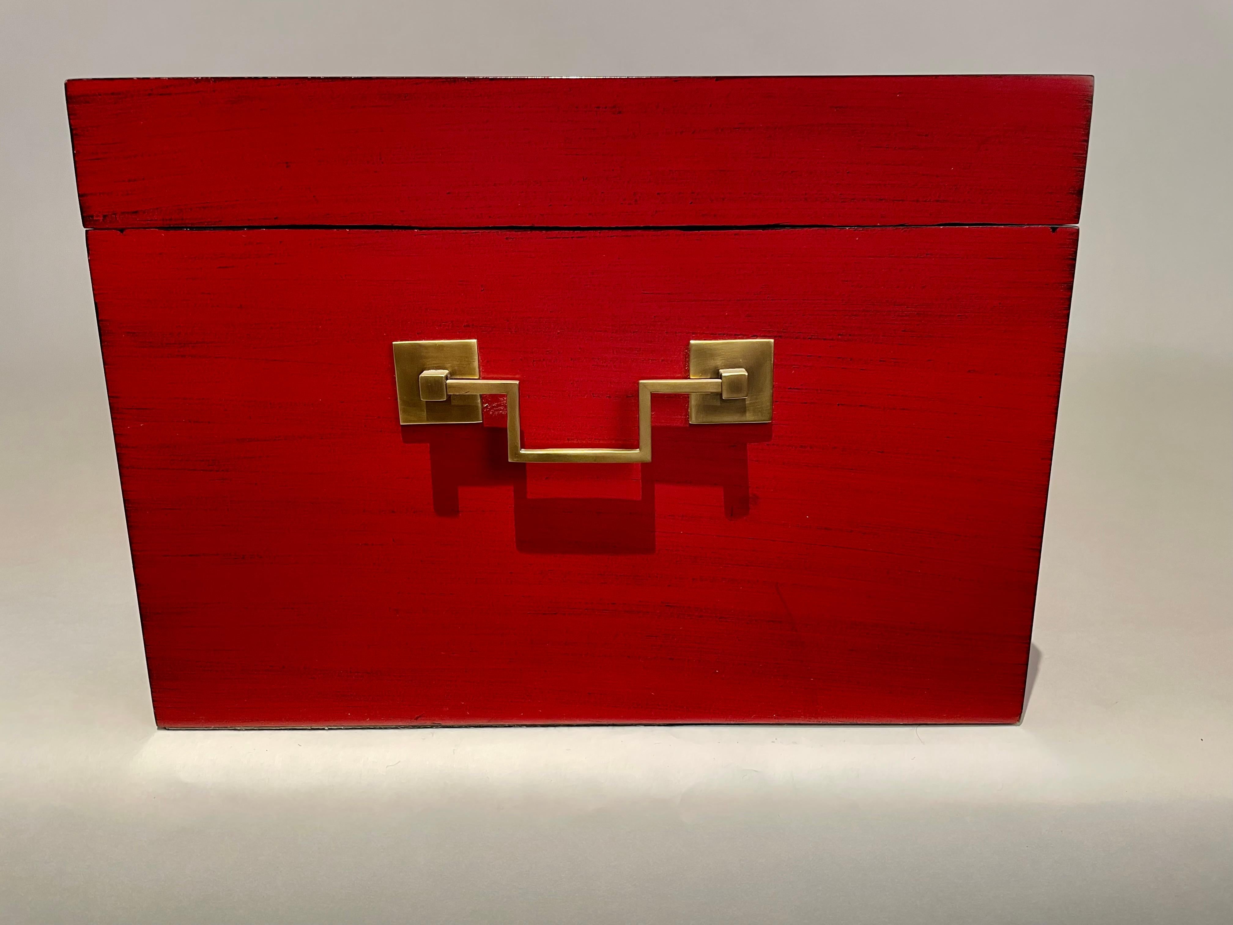 Boîte chinoise laquée rouge avec montures en laiton, milieu du 20e siècle en vente 2
