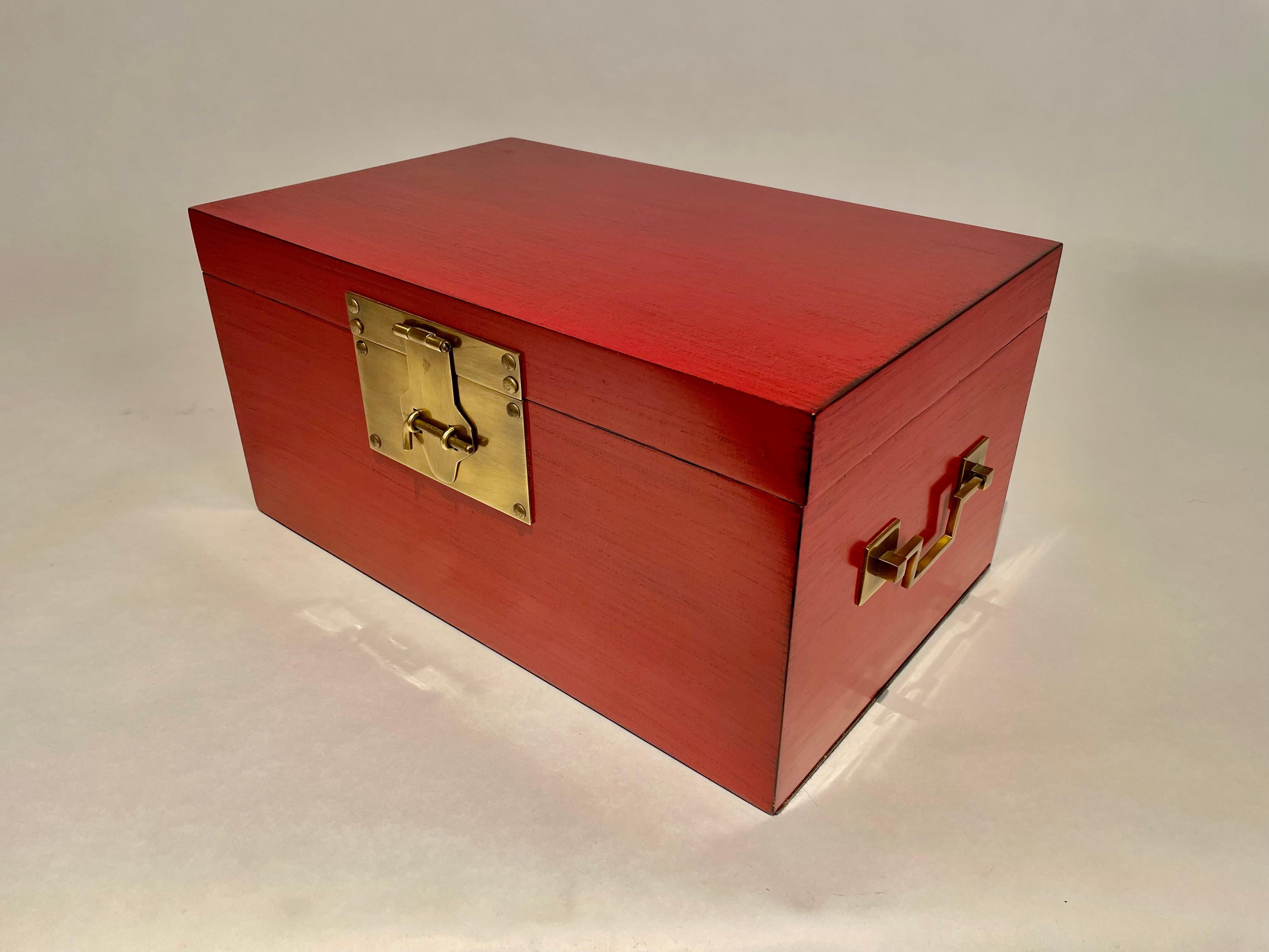 Boîte chinoise laquée rouge avec montures en laiton, milieu du 20e siècle en vente 2