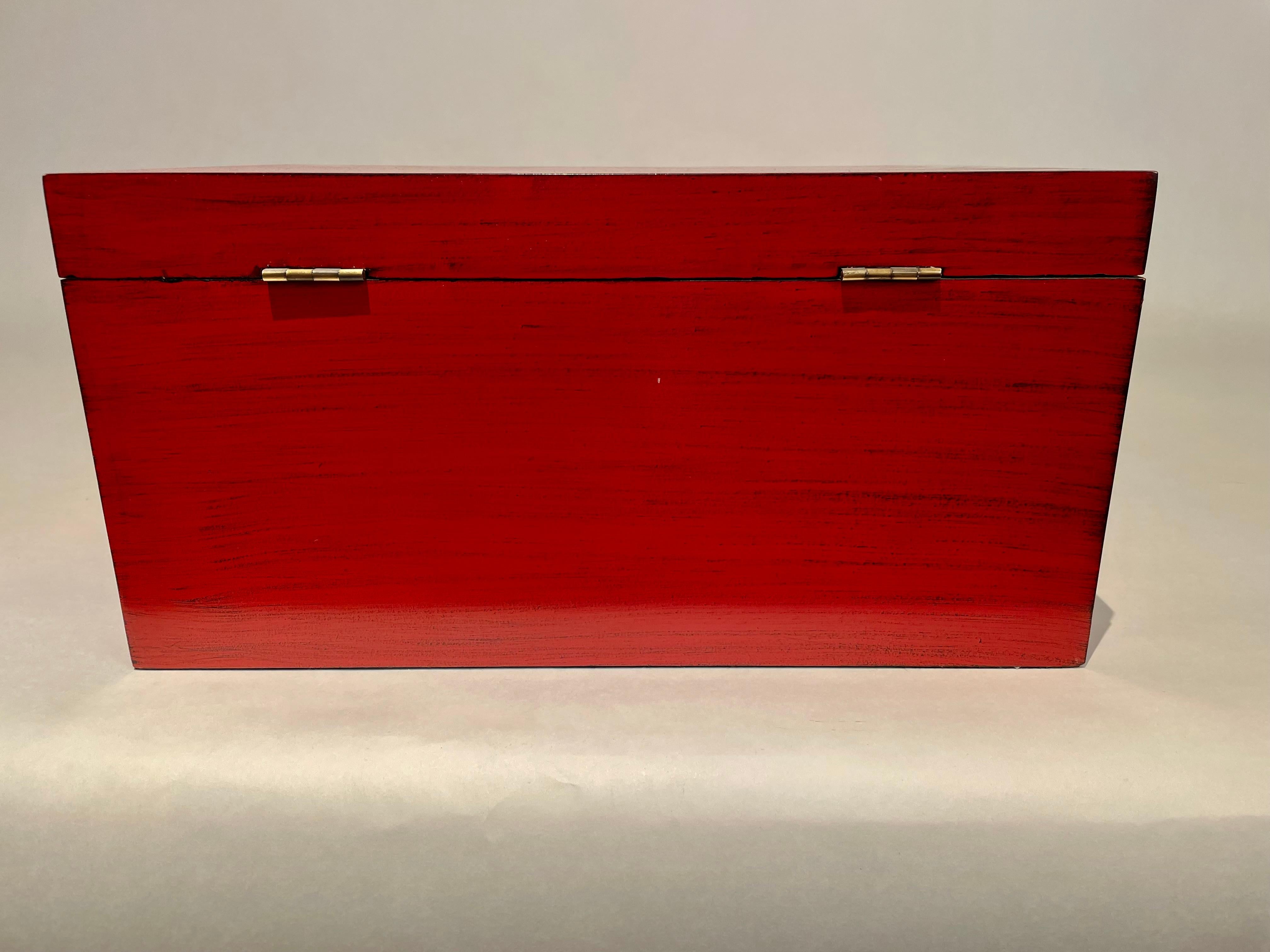 Boîte chinoise laquée rouge avec montures en laiton, milieu du 20e siècle en vente 3