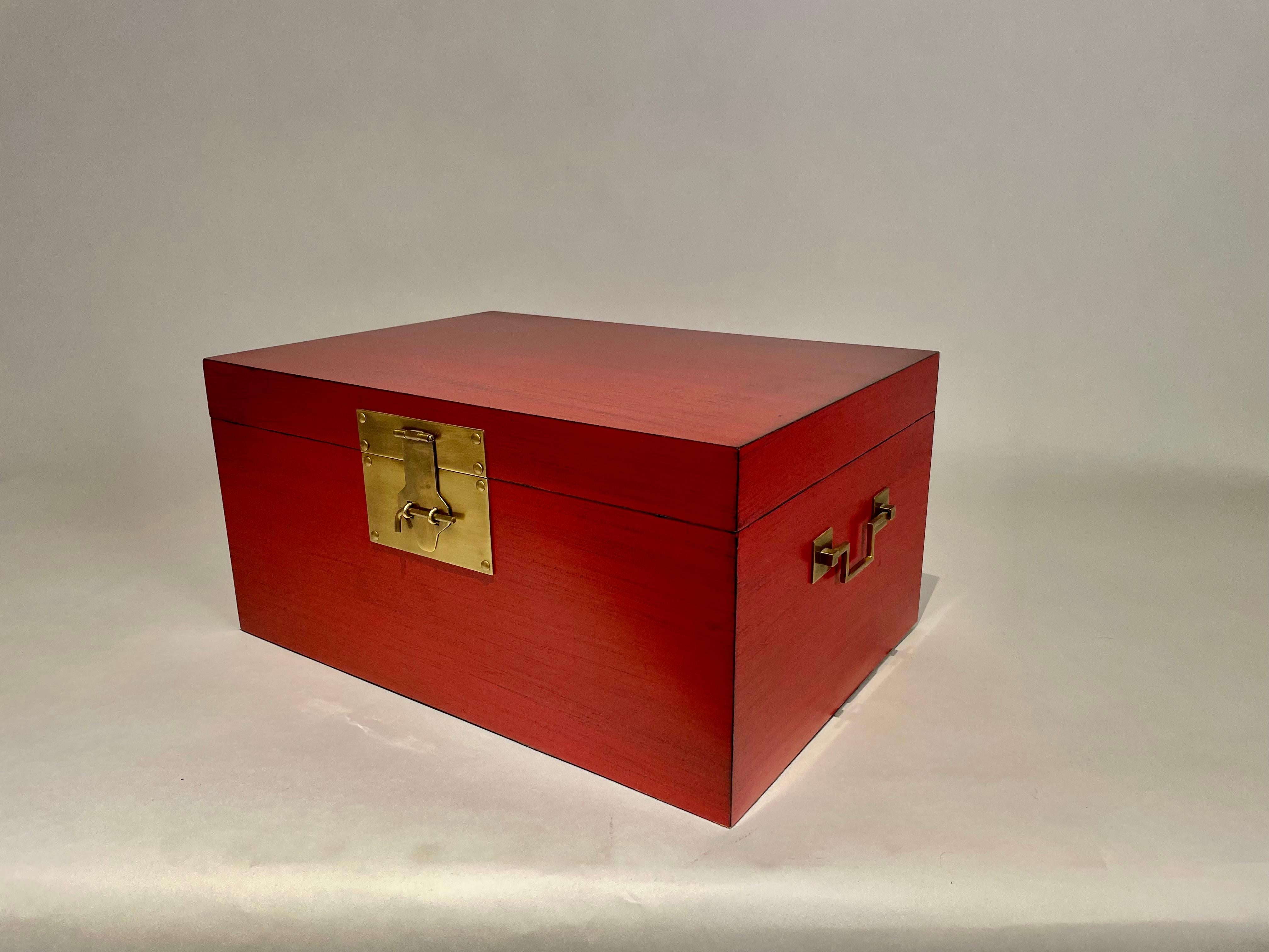 Boîte chinoise laquée rouge avec montures en laiton, milieu du 20e siècle en vente 4