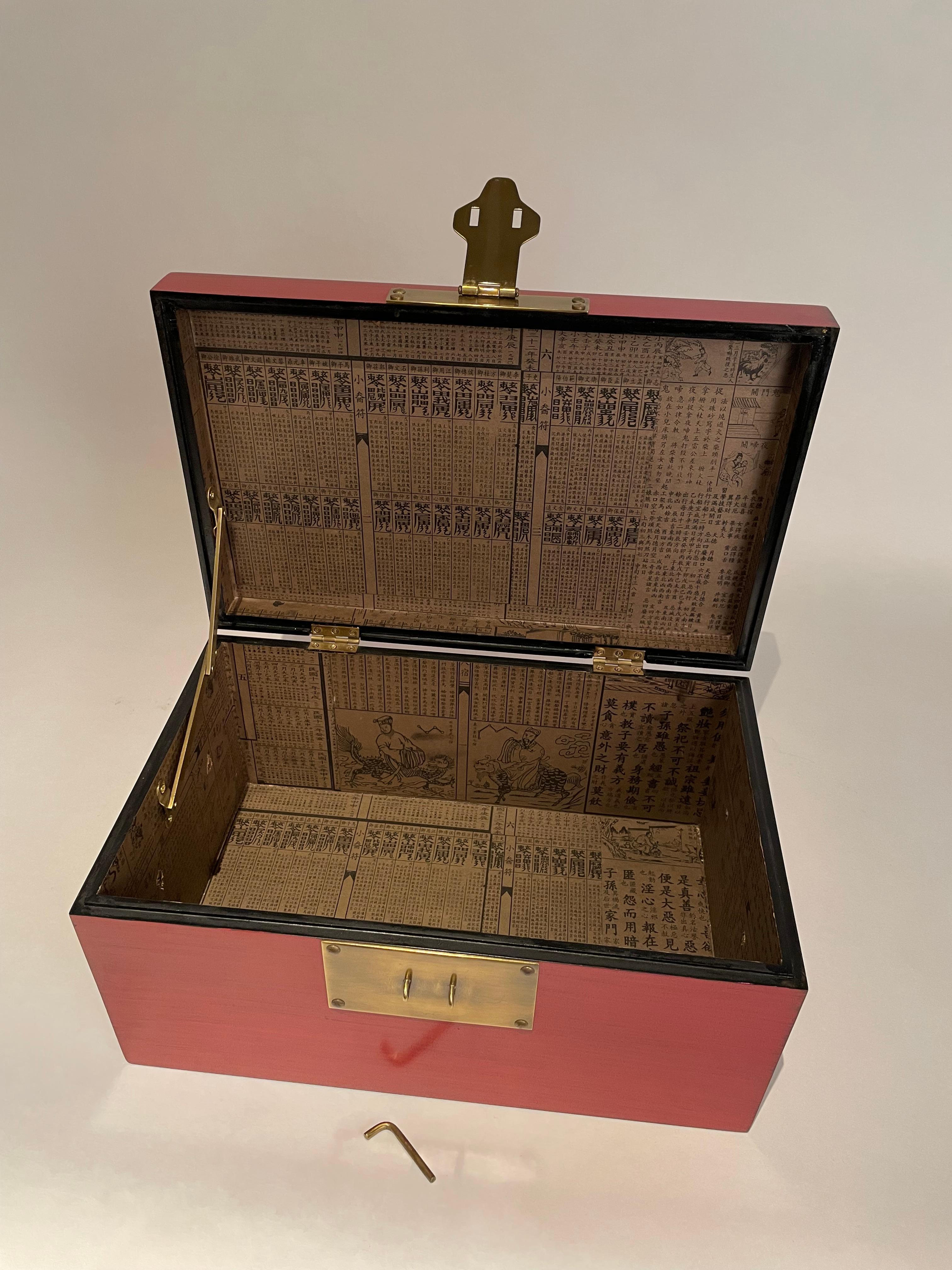 Boîte chinoise laquée rouge avec montures en laiton, milieu du 20e siècle en vente 5