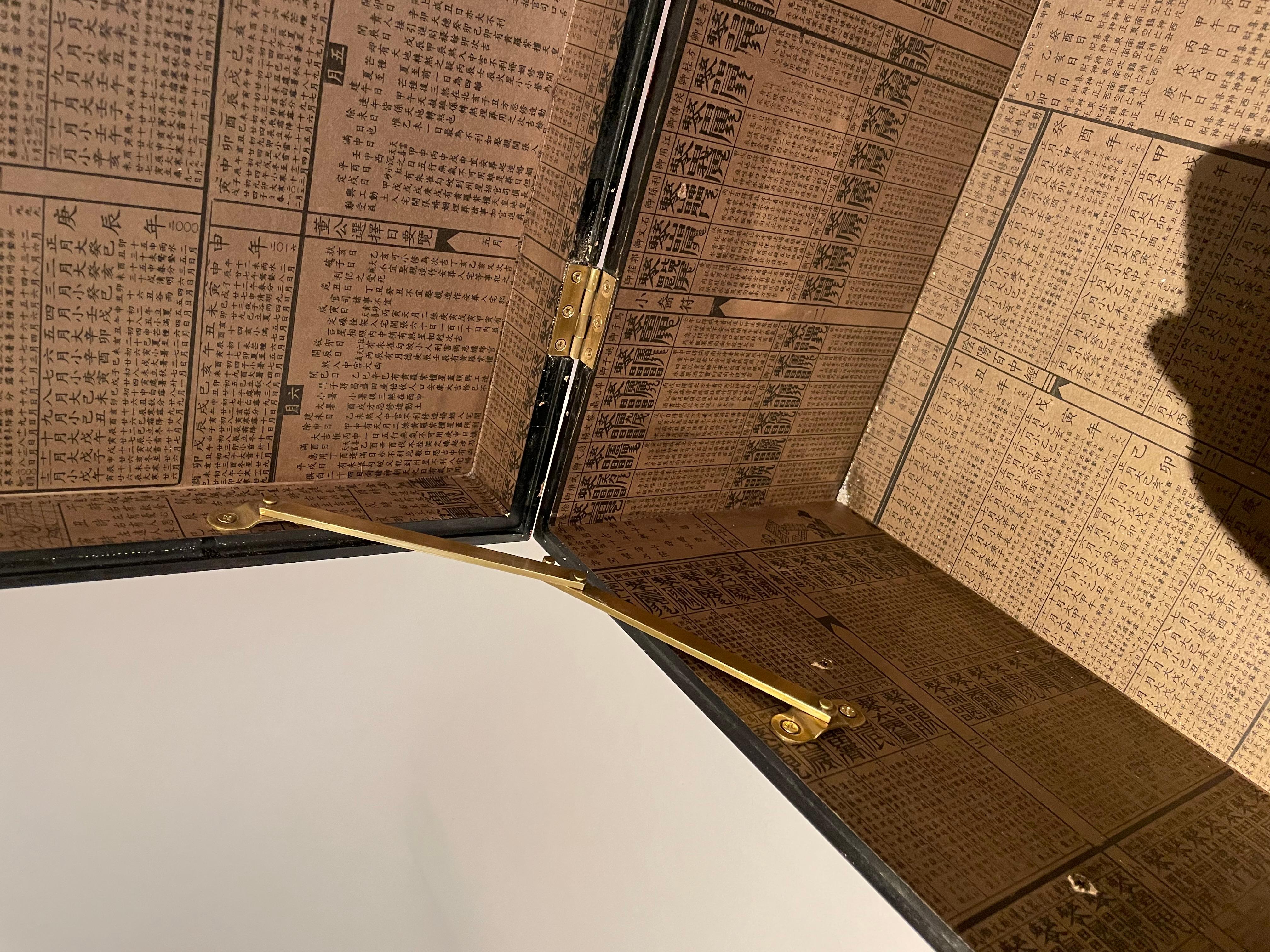 Boîte chinoise laquée rouge avec montures en laiton, milieu du 20e siècle en vente 6