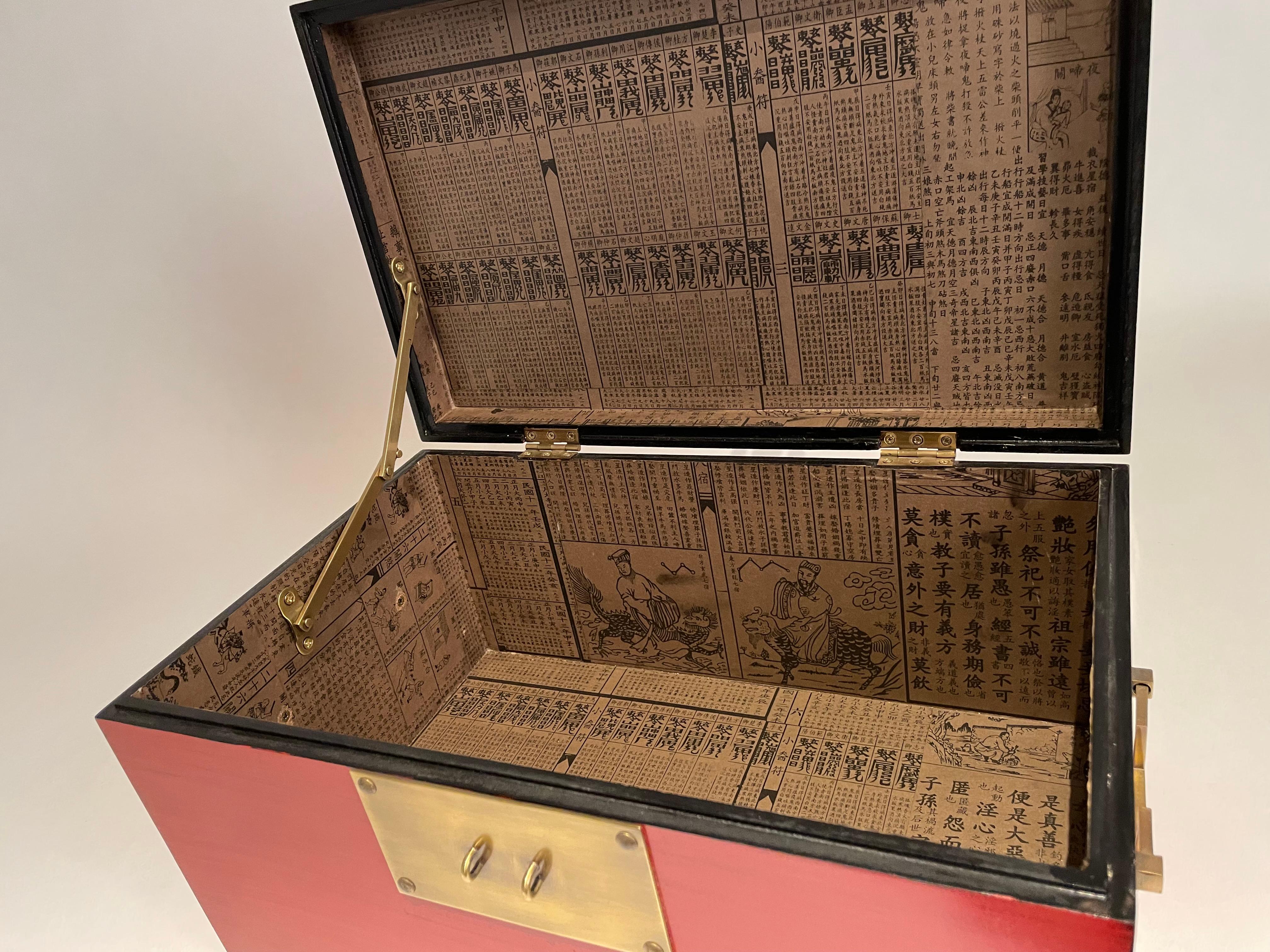 Boîte chinoise laquée rouge avec montures en laiton, milieu du 20e siècle en vente 7