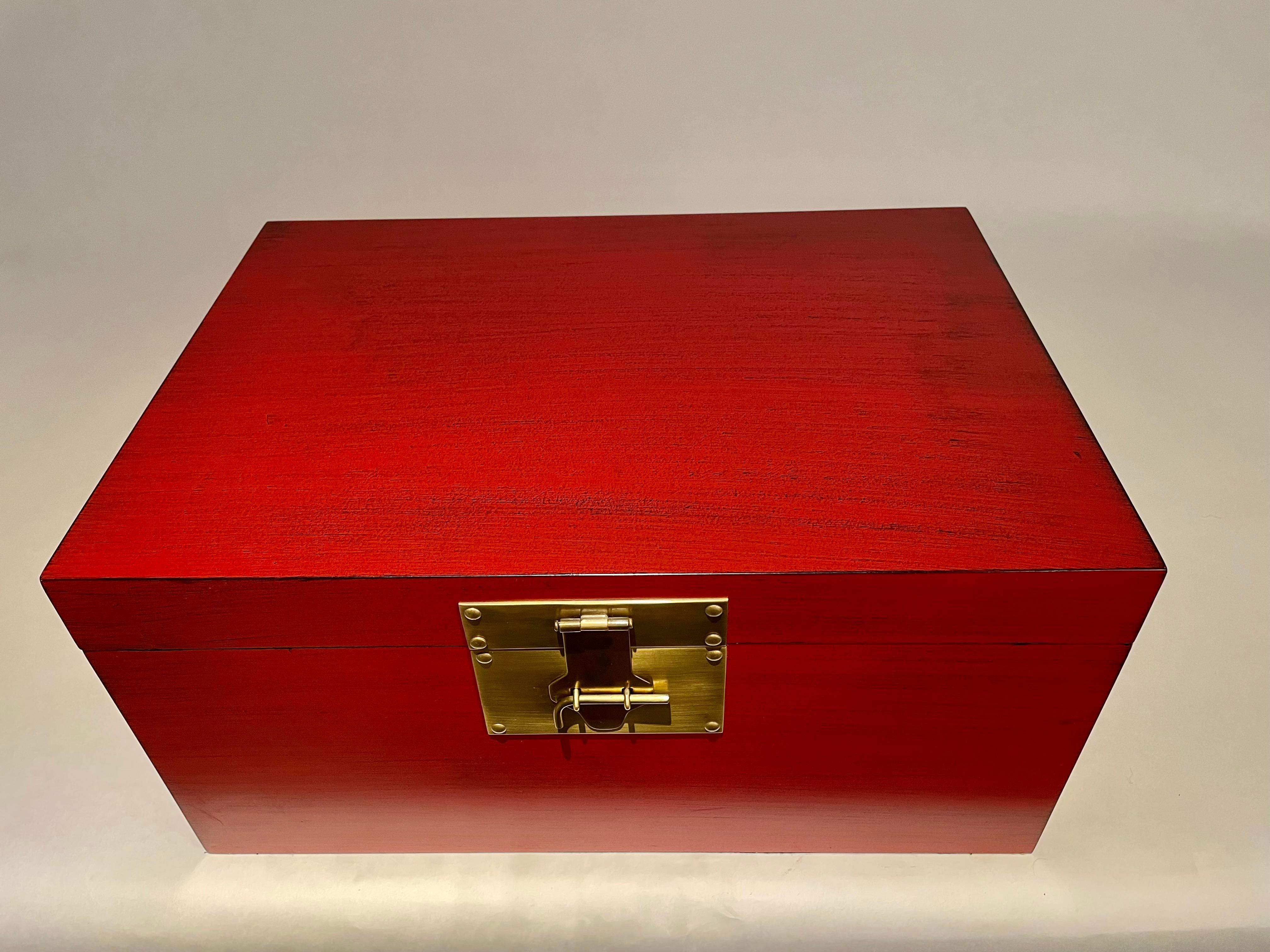 Boîte chinoise laquée rouge avec montures en laiton, milieu du 20e siècle en vente 8