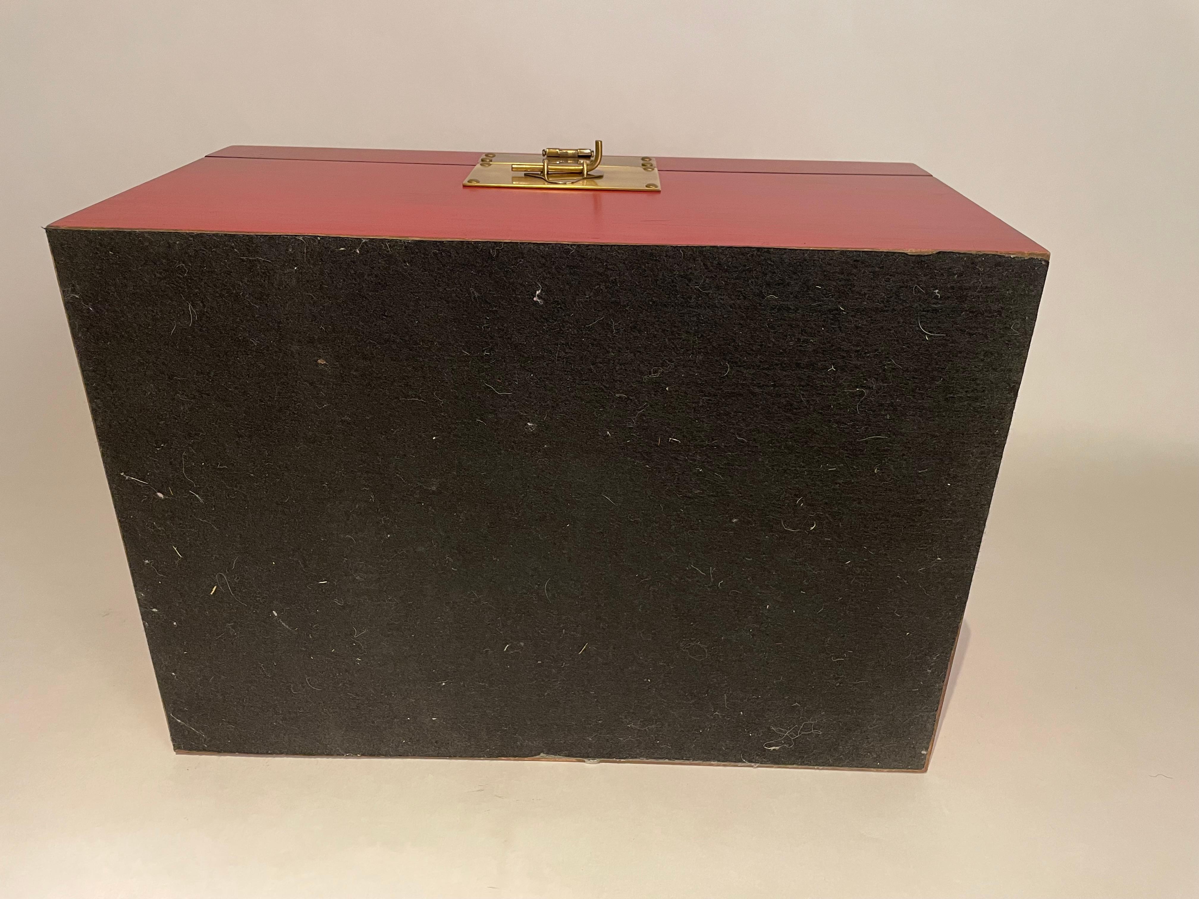 Boîte chinoise laquée rouge avec montures en laiton, milieu du 20e siècle en vente 9