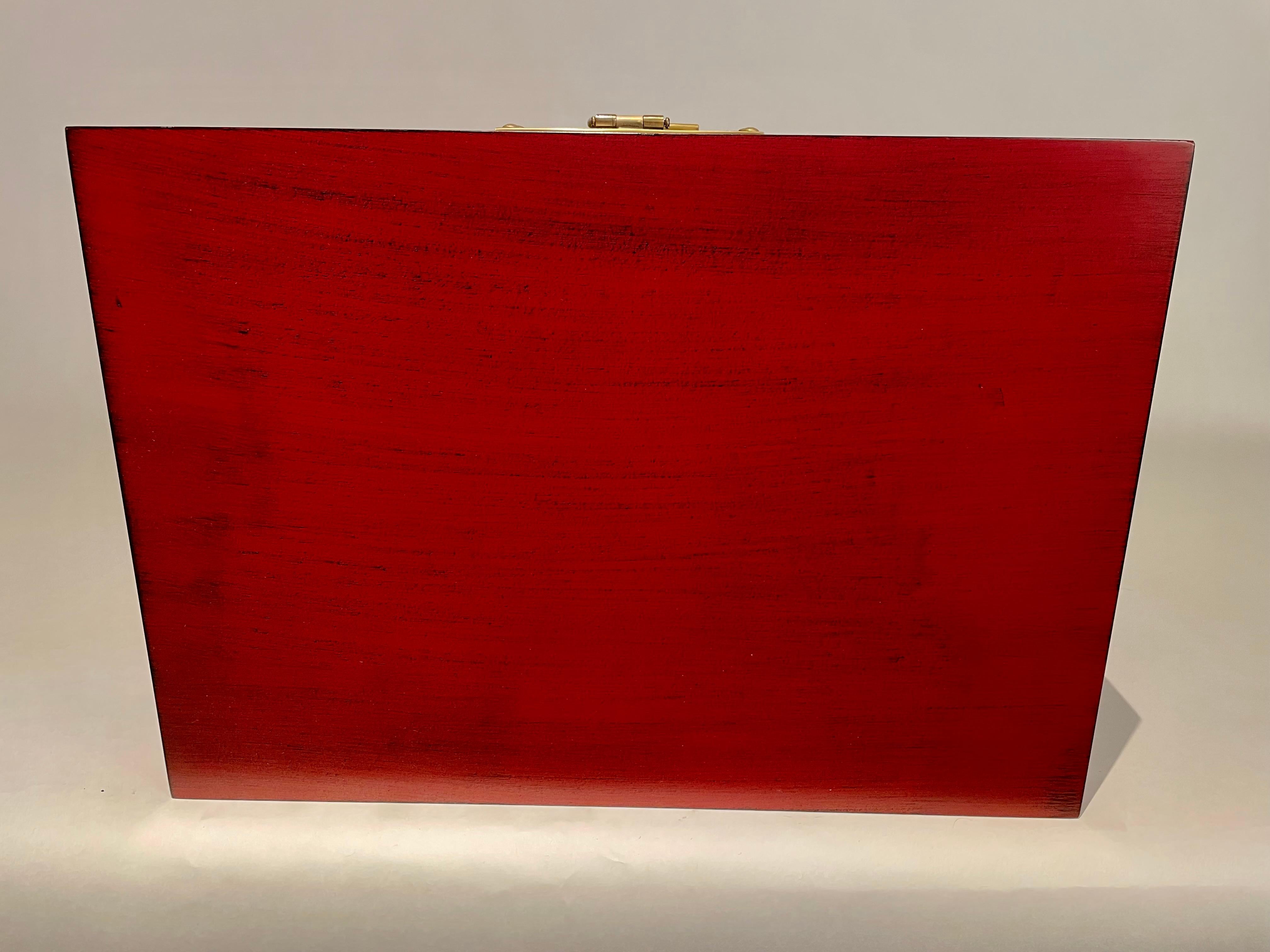 Boîte chinoise laquée rouge avec montures en laiton, milieu du 20e siècle en vente 10