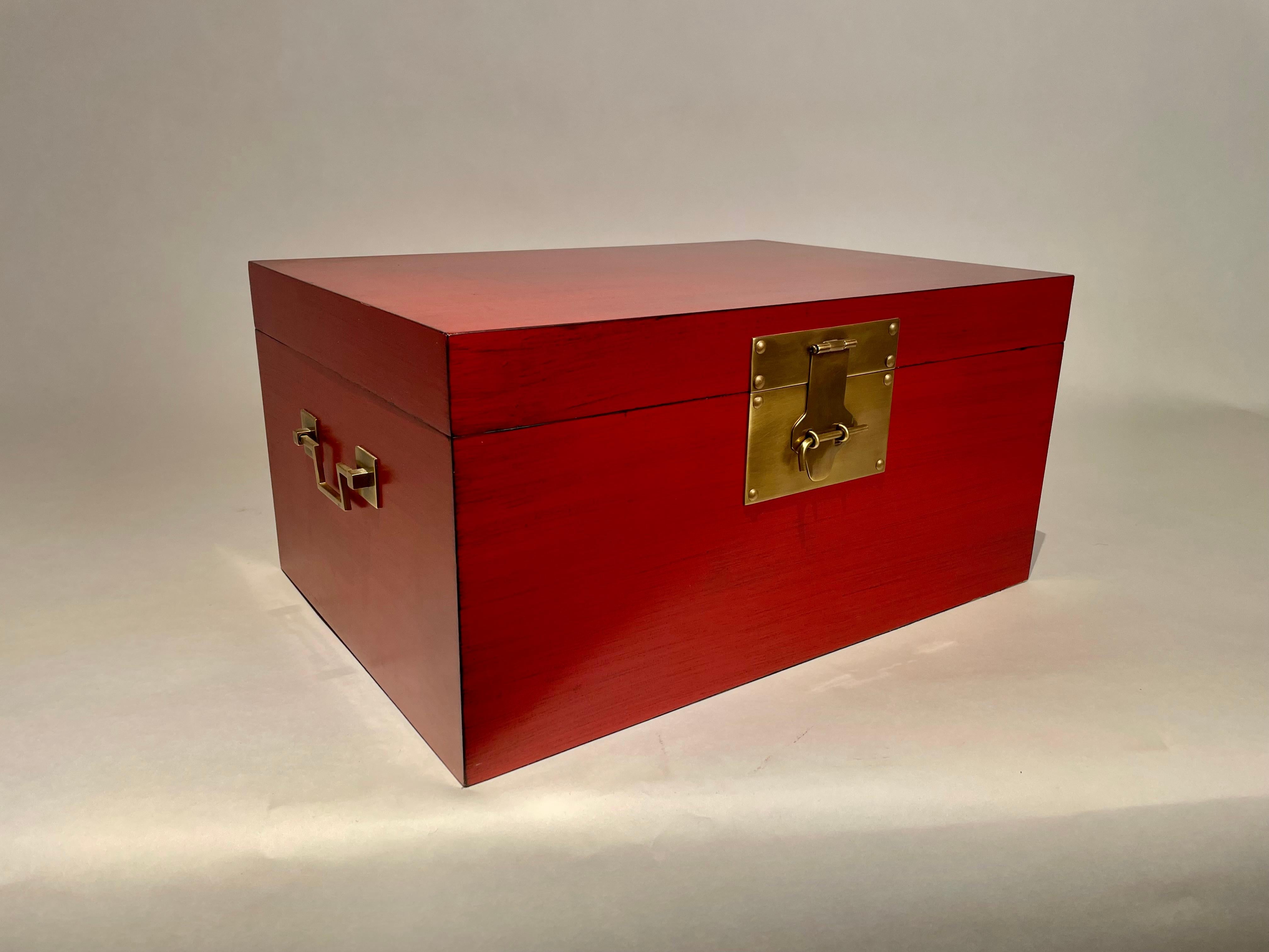 Laqué Boîte chinoise laquée rouge avec montures en laiton, milieu du 20e siècle en vente