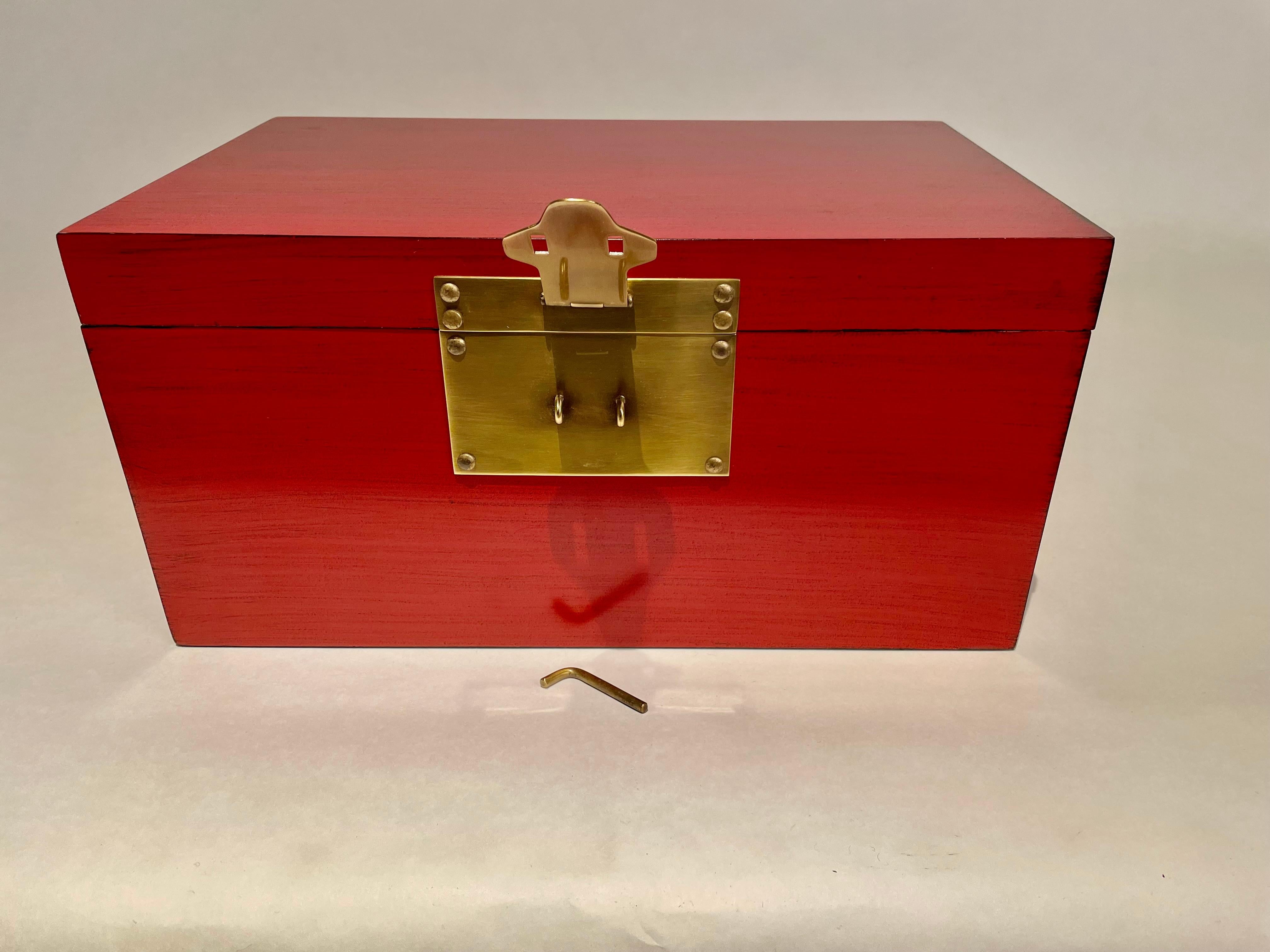 Boîte chinoise laquée rouge avec montures en laiton, milieu du 20e siècle Bon état - En vente à Stamford, CT