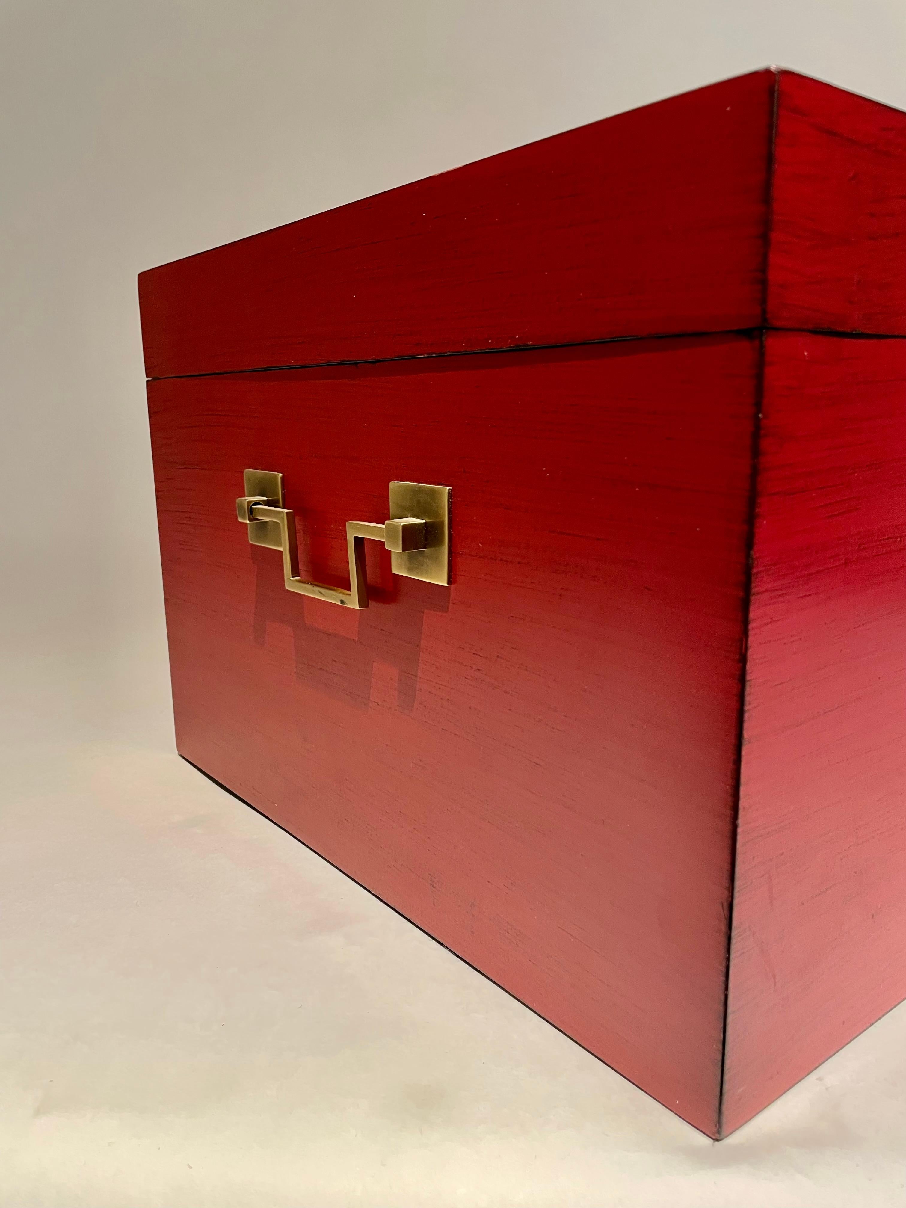 20ième siècle Boîte chinoise laquée rouge avec montures en laiton, milieu du 20e siècle en vente