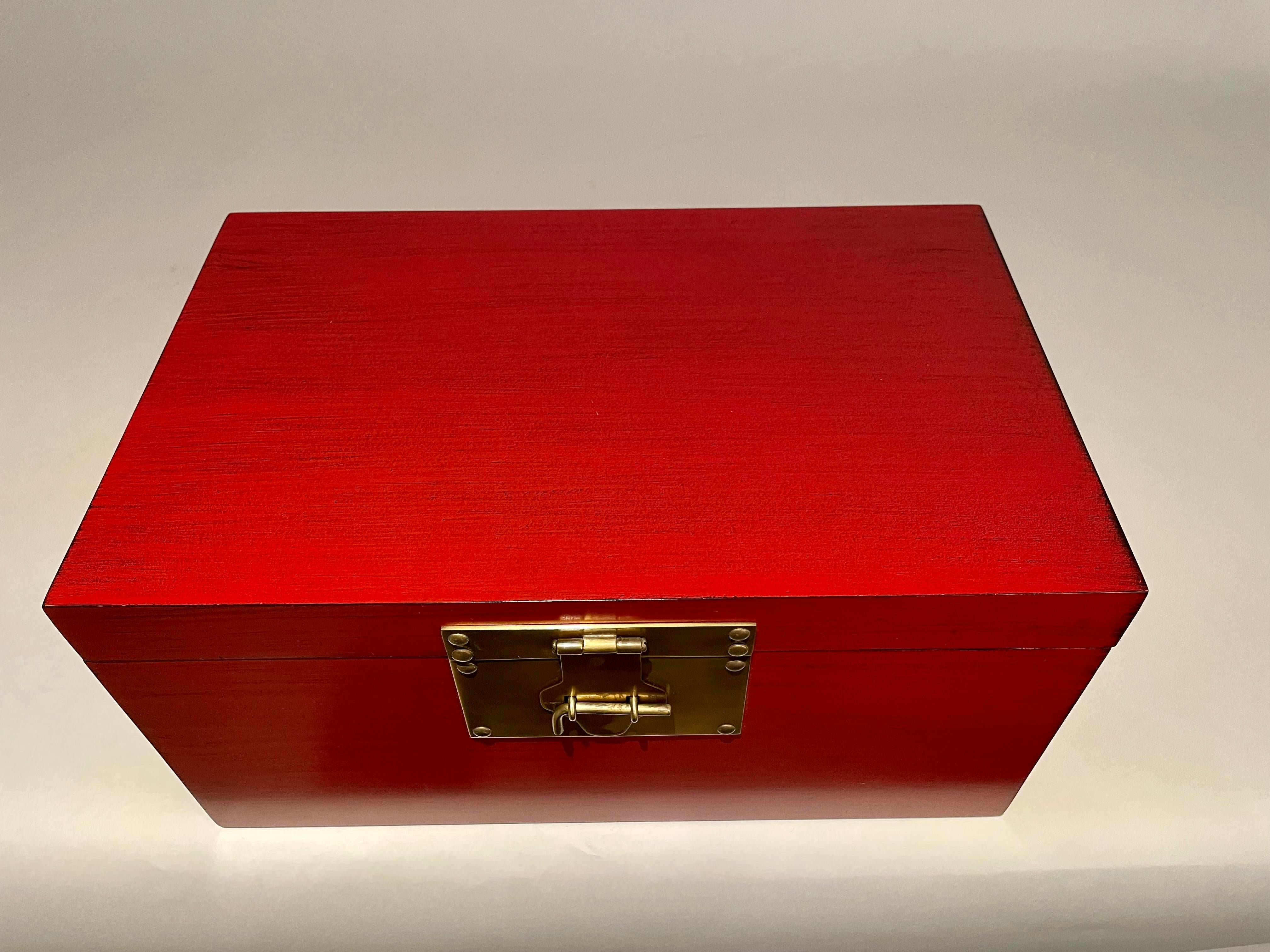 Laiton Boîte chinoise laquée rouge avec montures en laiton, milieu du 20e siècle en vente