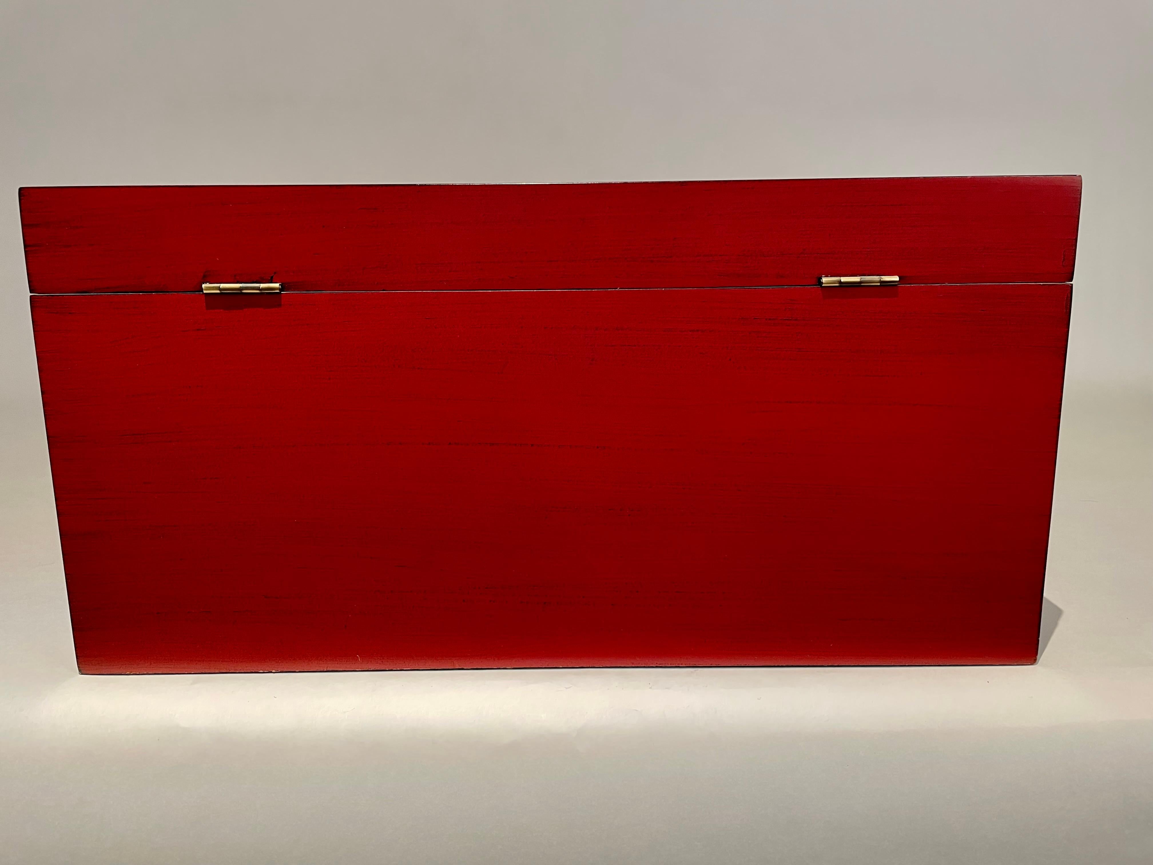 Boîte chinoise laquée rouge avec montures en laiton, milieu du 20e siècle en vente 1